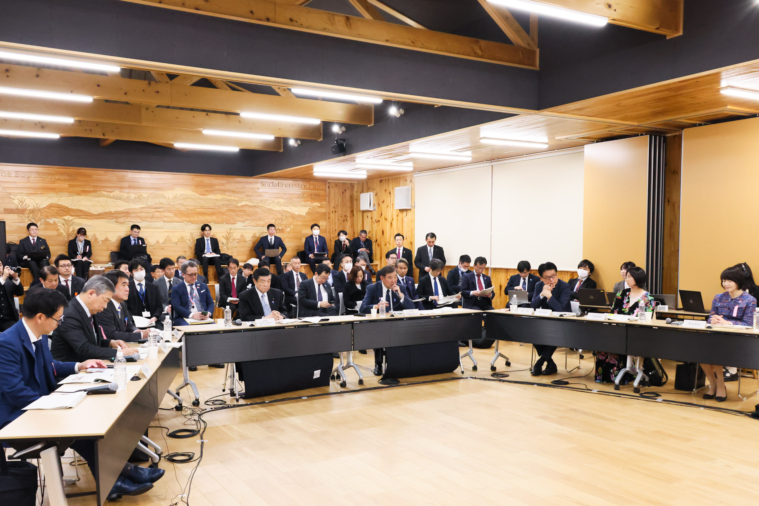 会議で発言する石破総理２