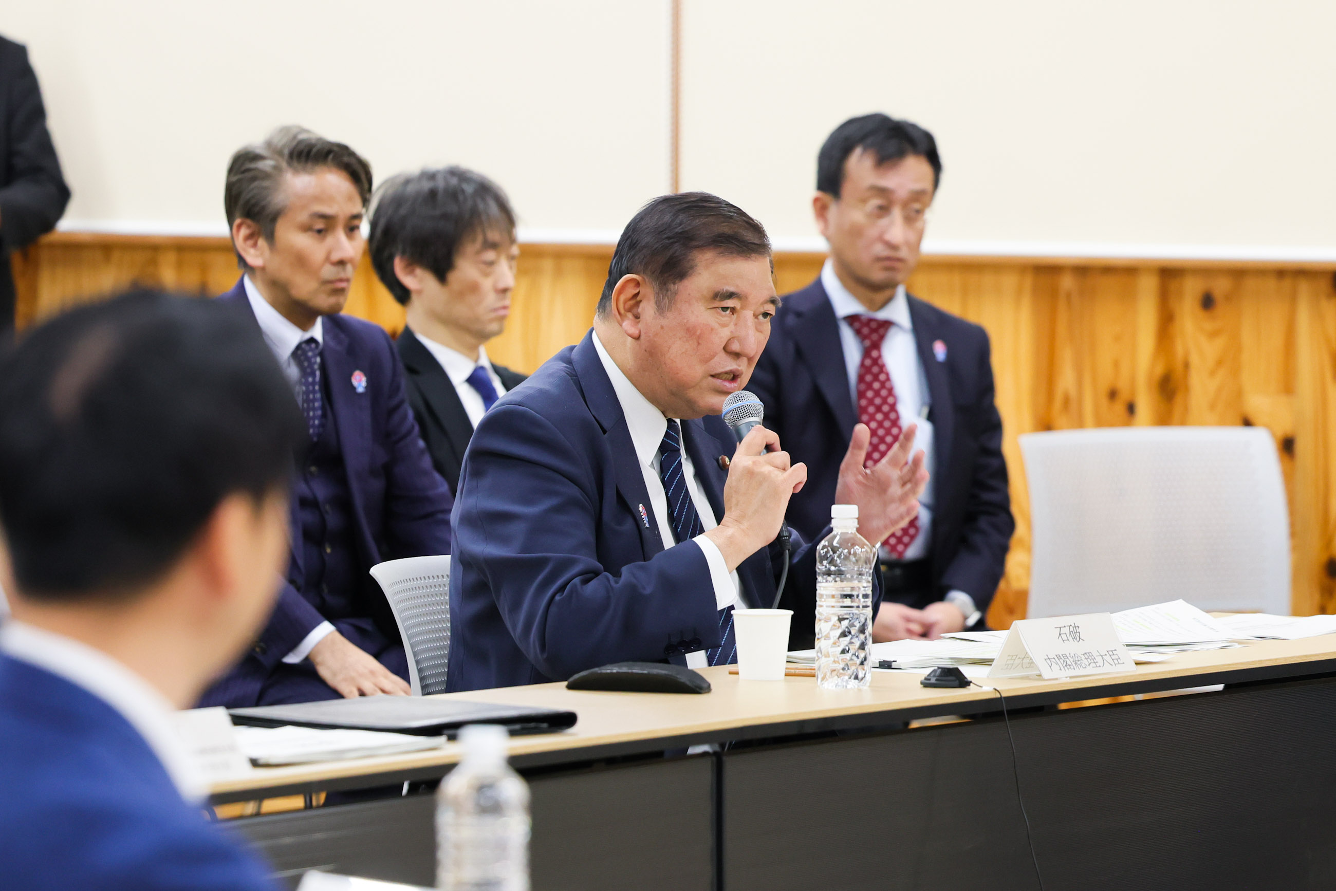 会議で発言する石破総理３
