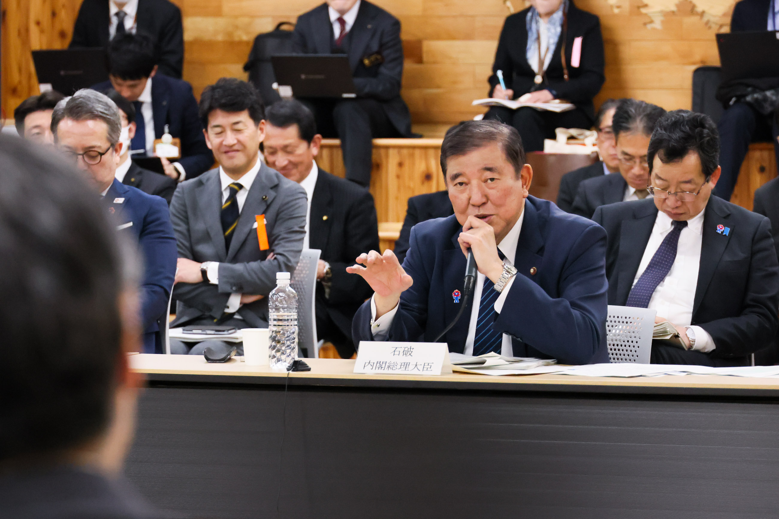 会議で発言する石破総理４