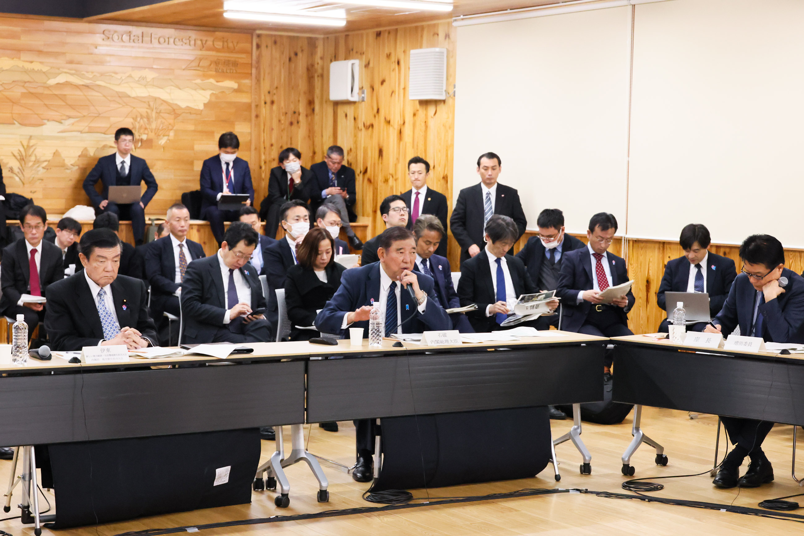 会議で発言する石破総理５