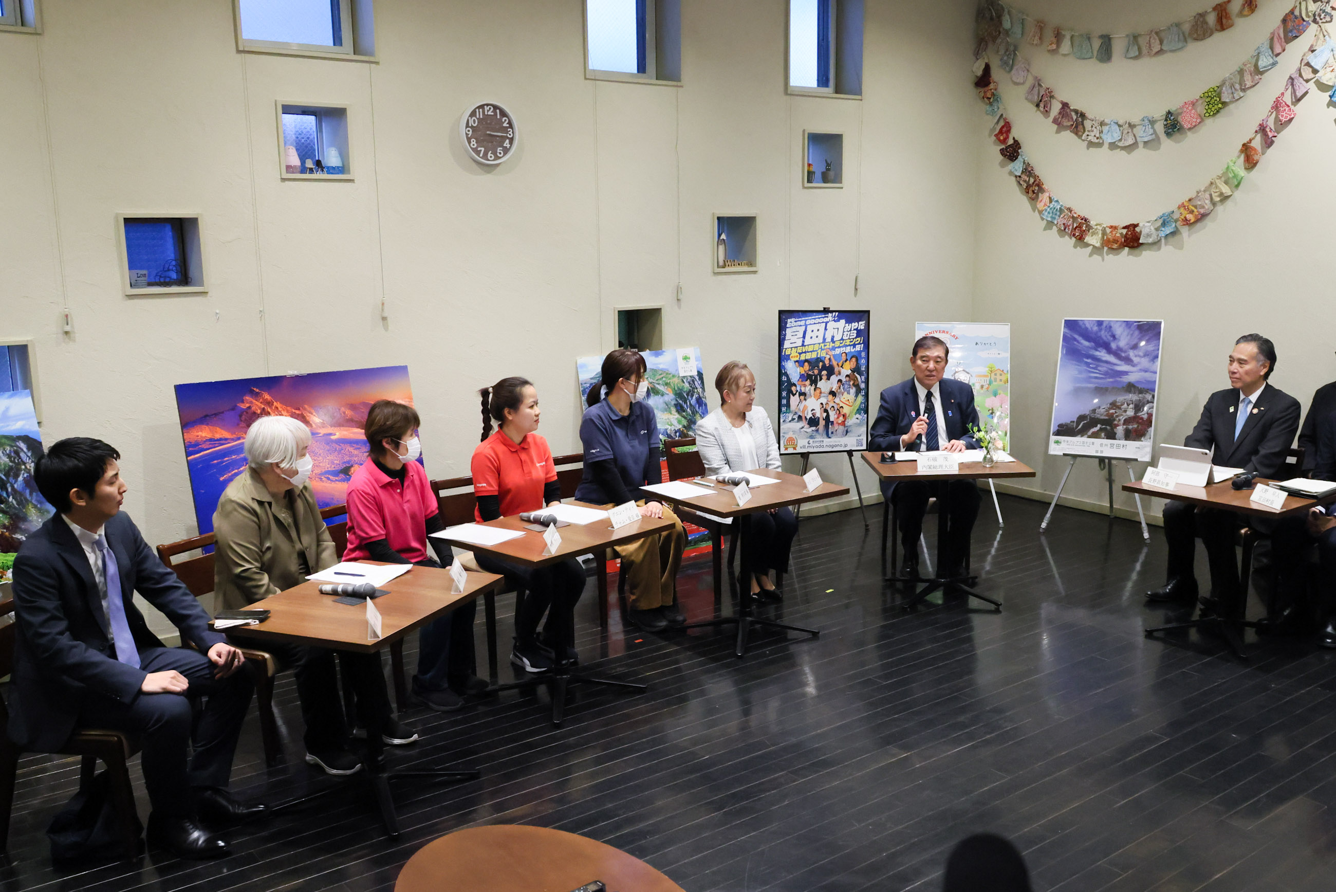 車座対話で発言する石破総理２