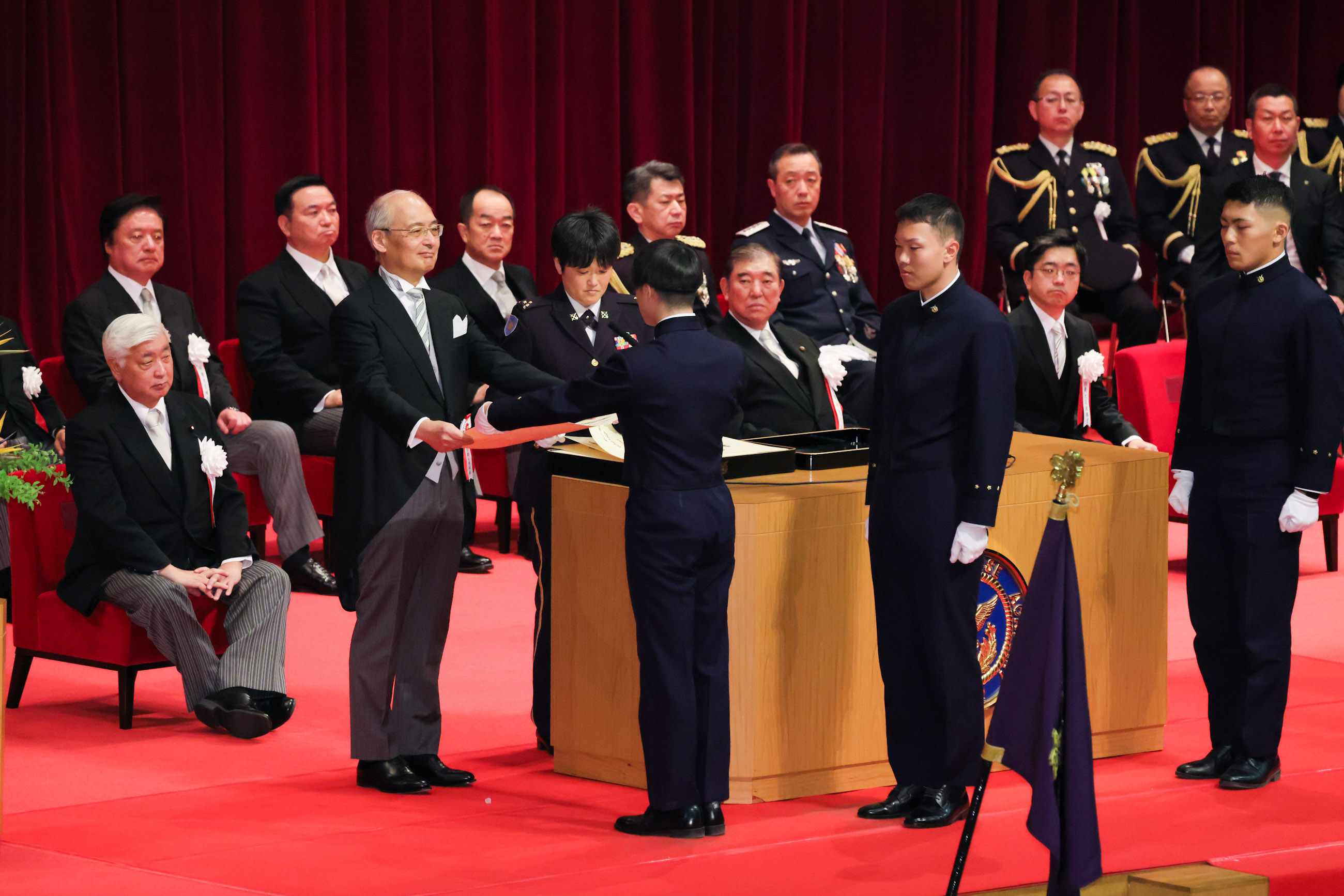 卒業証書授与を見守る石破総理