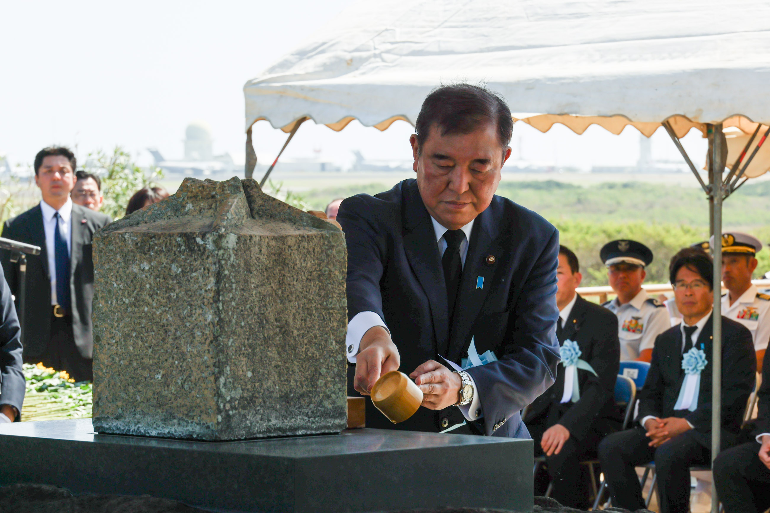 硫黄島戦没者慰霊追悼顕彰式で献水する石破総理