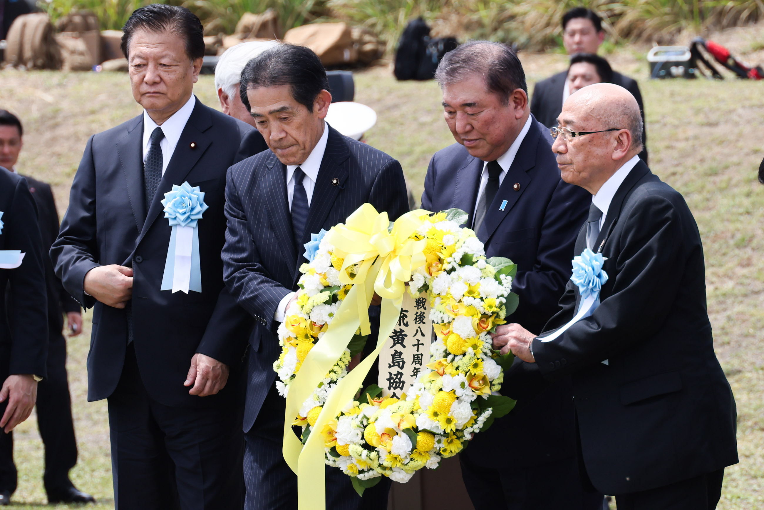 献花する石破総理１