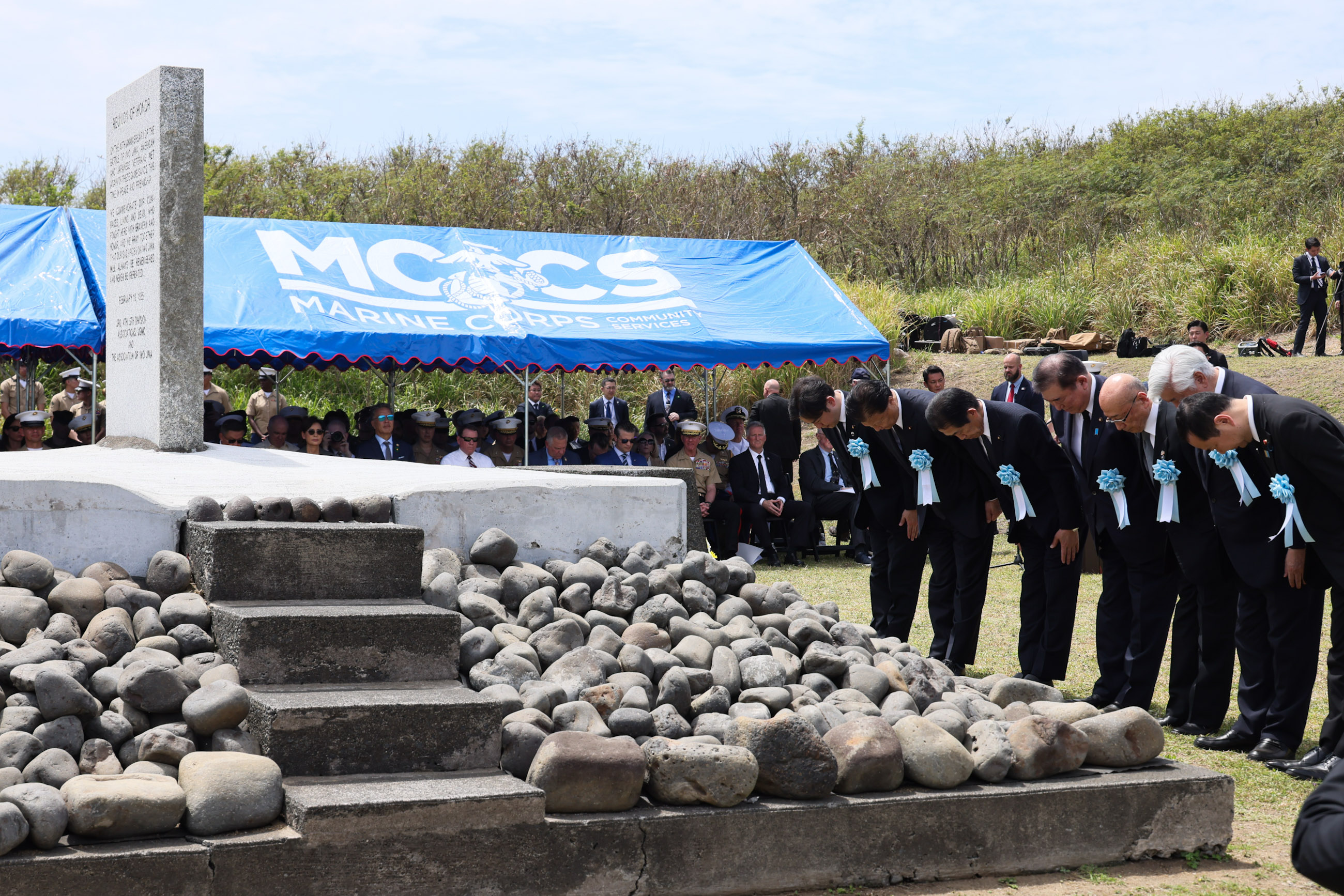 献花する石破総理２