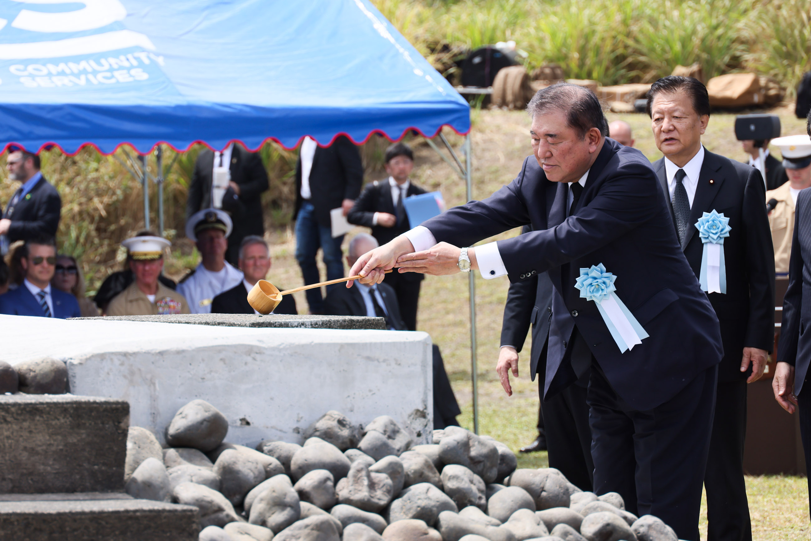 献水する石破総理