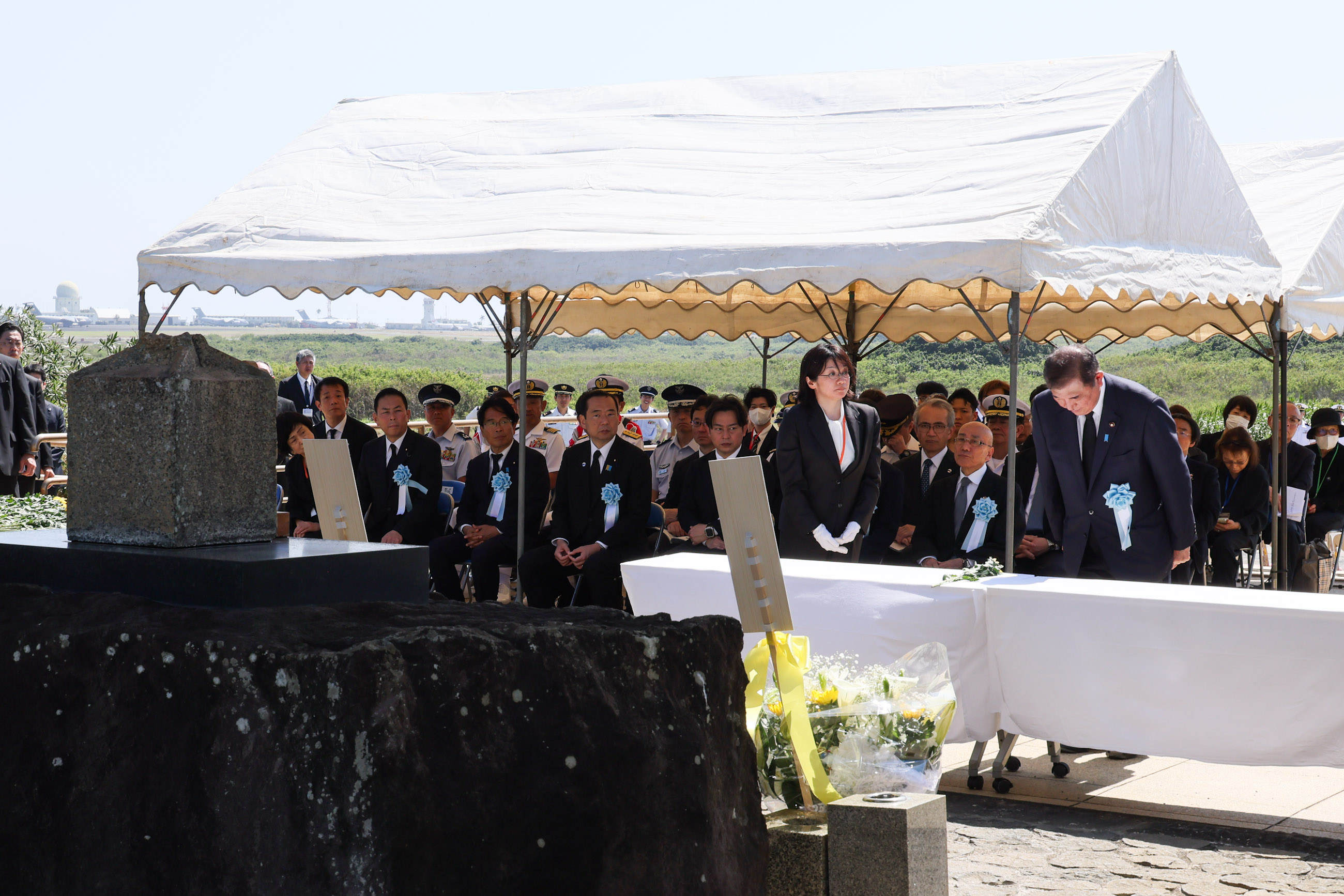 献花する石破総理１