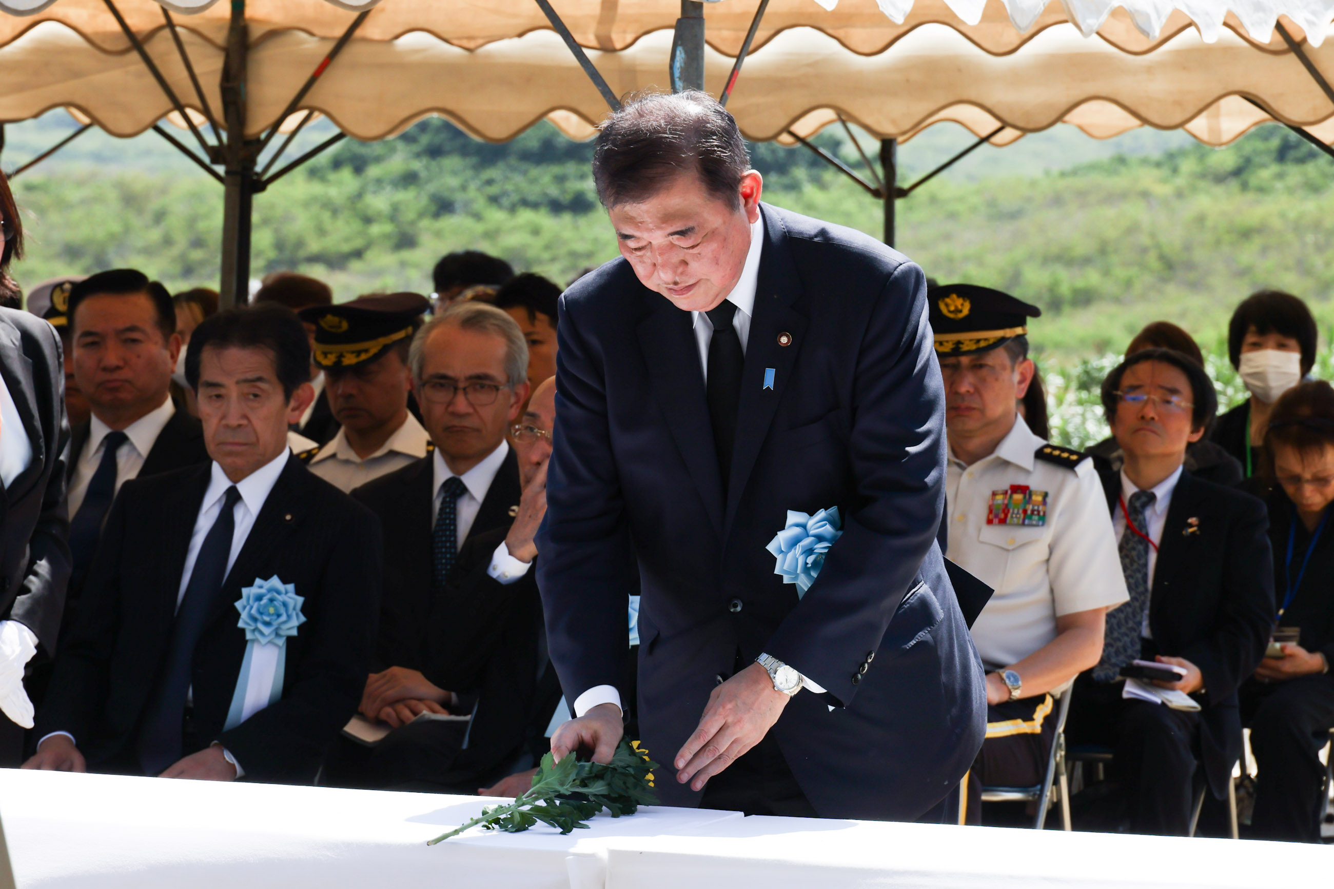 献花する石破総理２