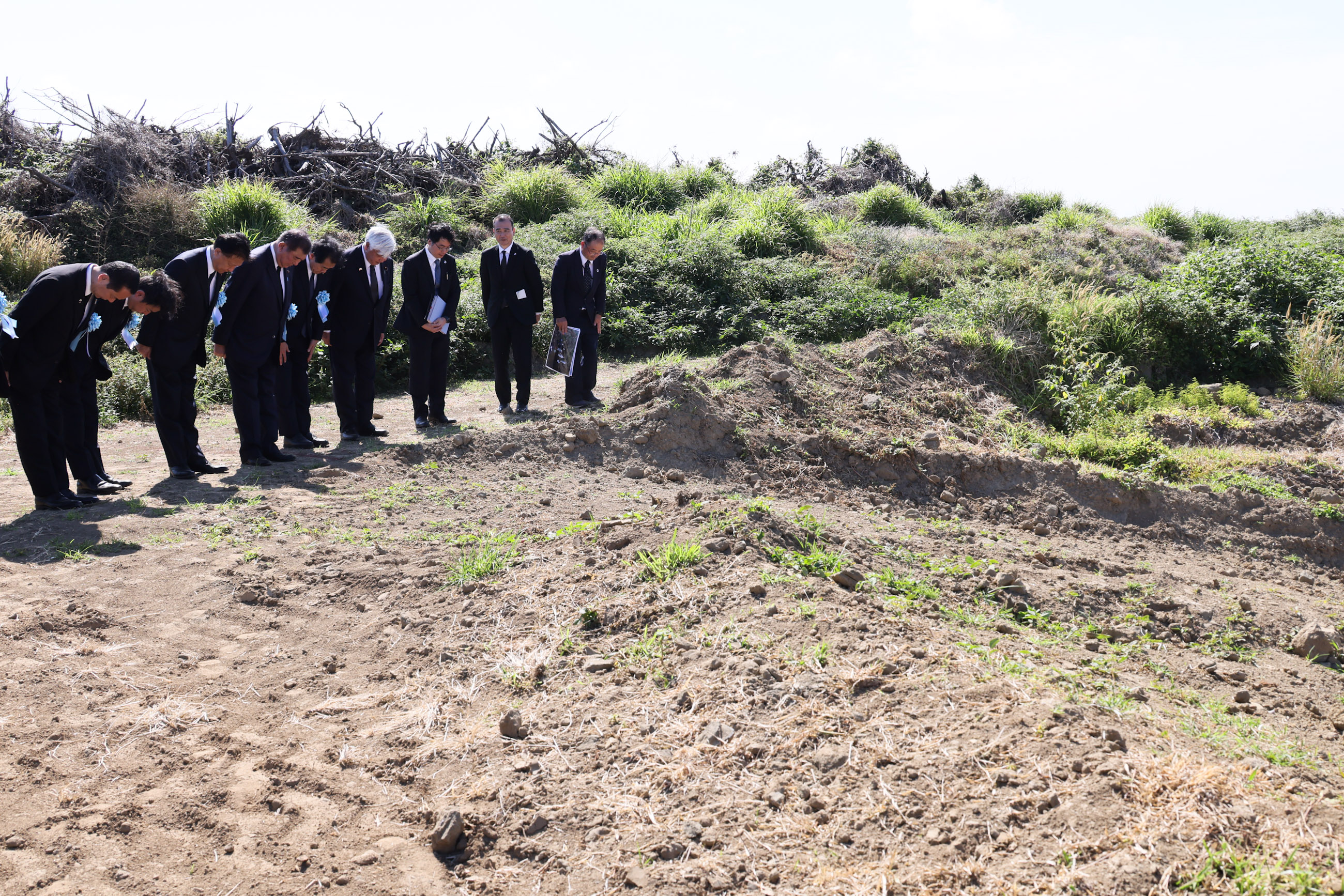 遺骨収容現場を視察する石破総理１
