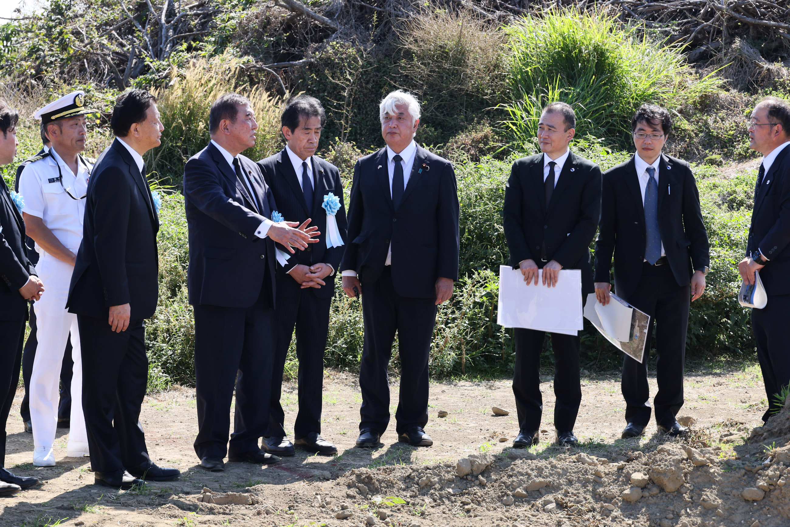 遺骨収容現場を視察する石破総理２