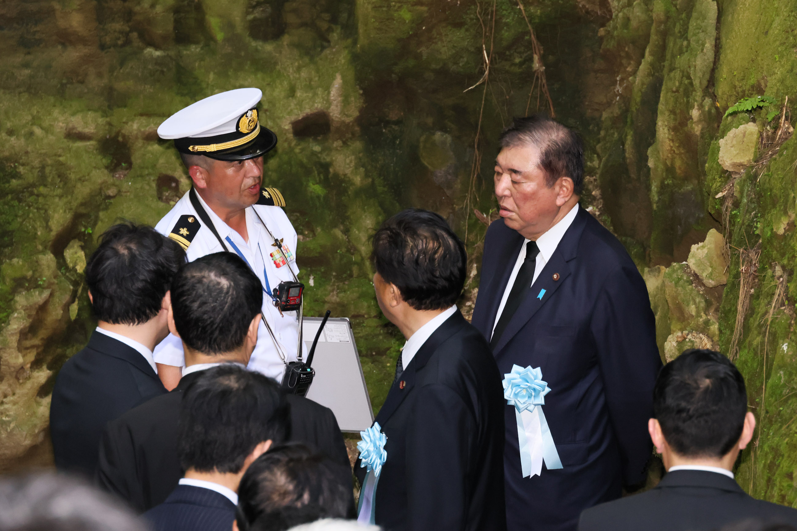 海軍司令部壕を参拝する石破総理