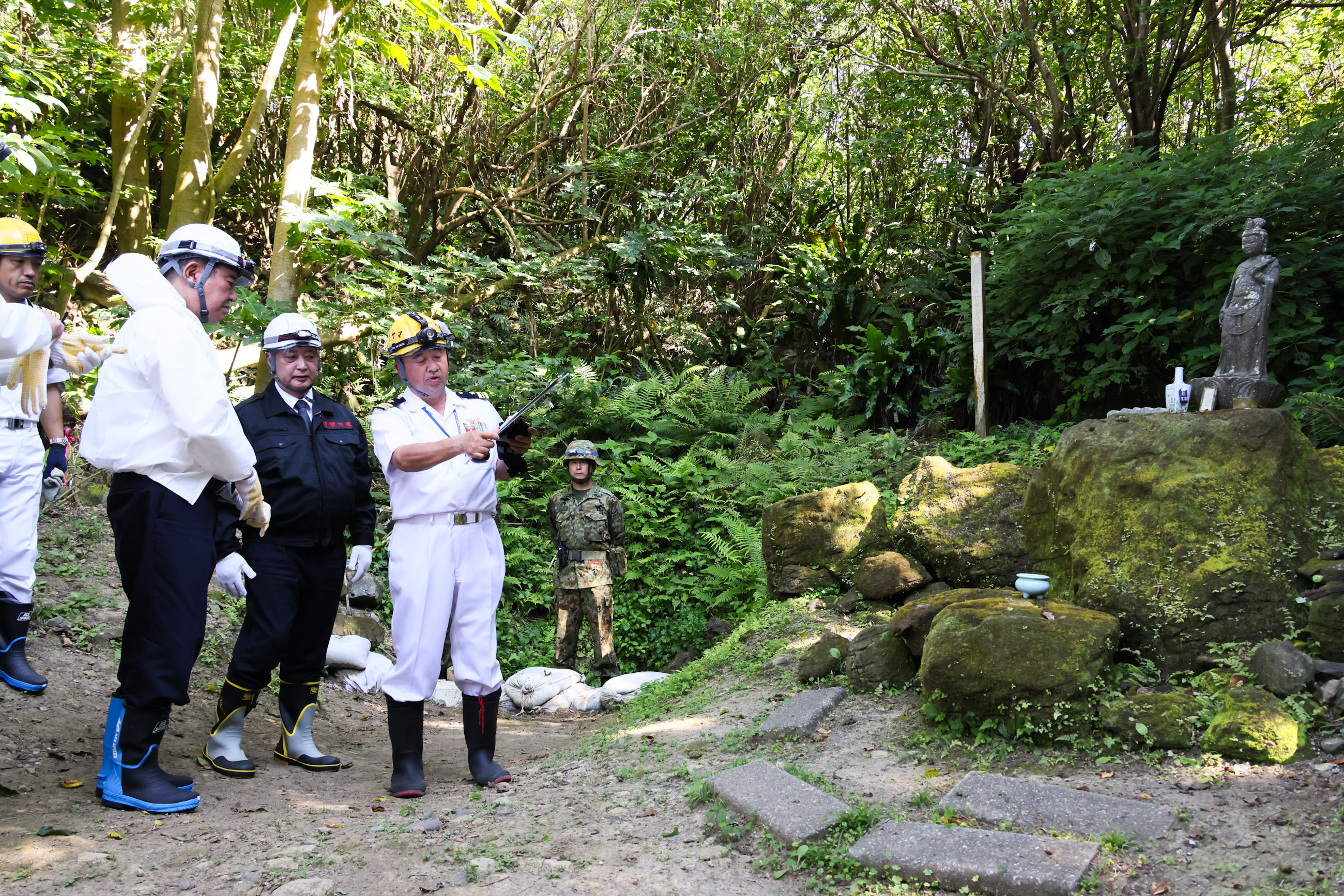 兵団司令部壕を参拝する石破総理３