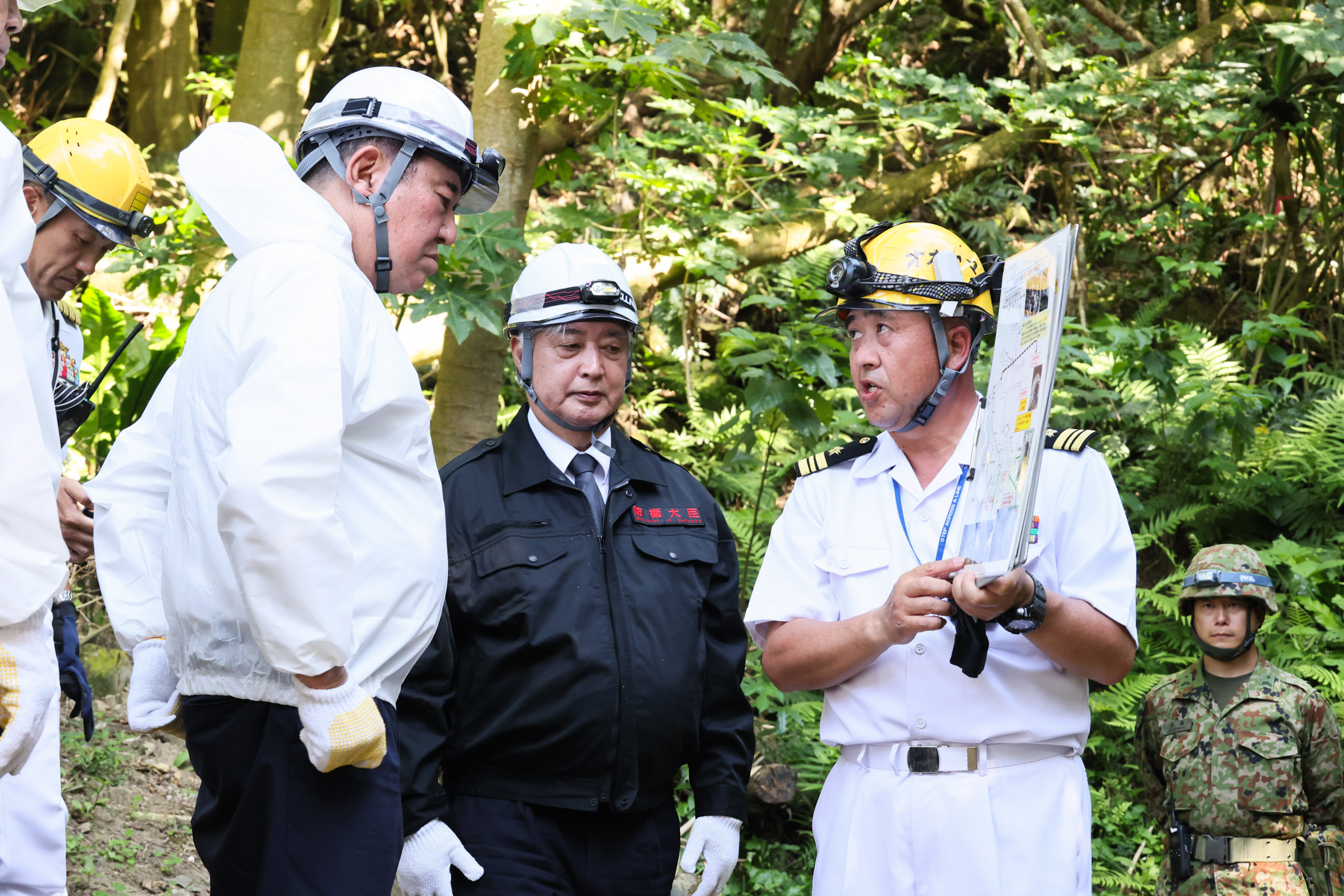 兵団司令部壕を参拝する石破総理４