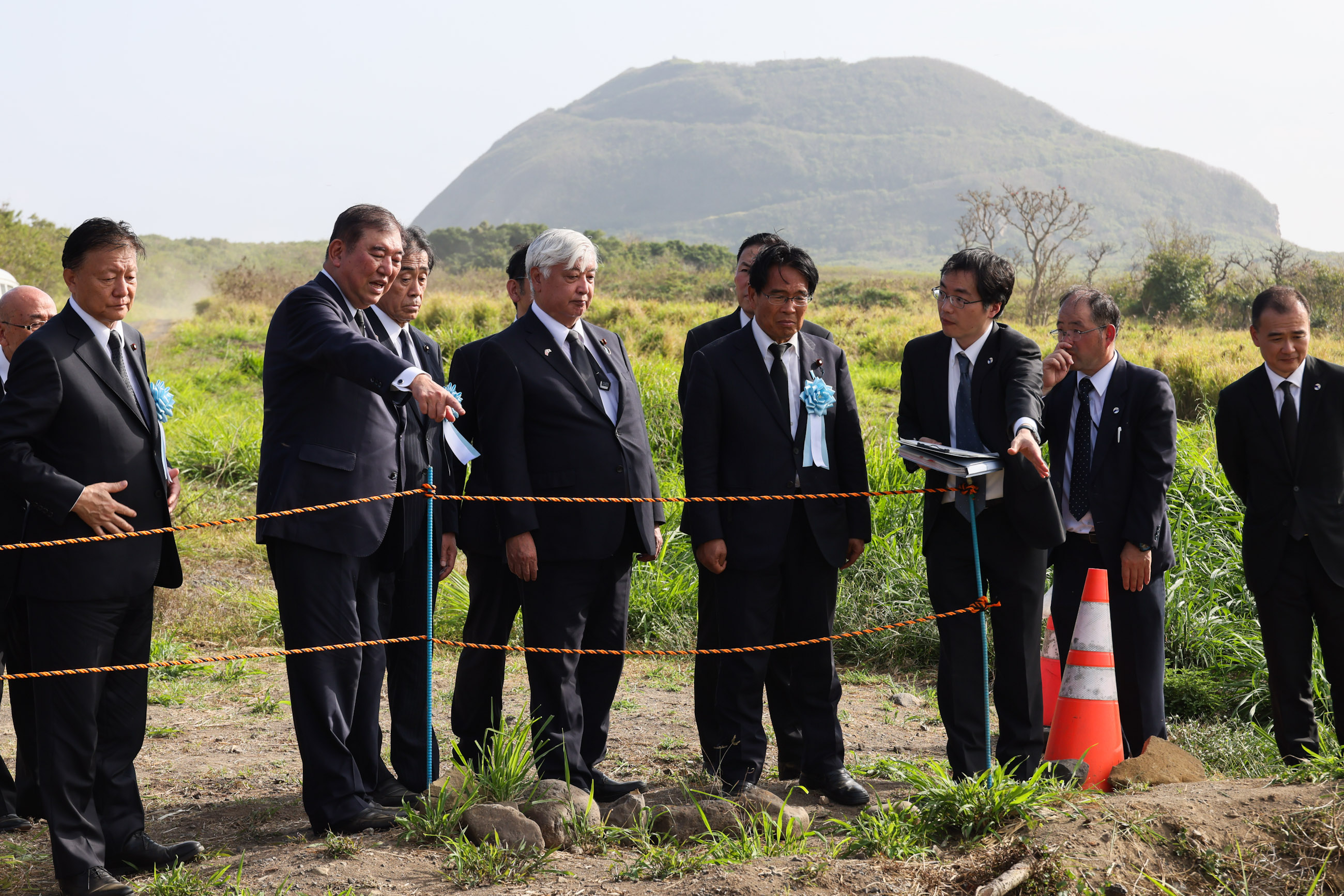 遺骨収容現場を視察する石破総理４
