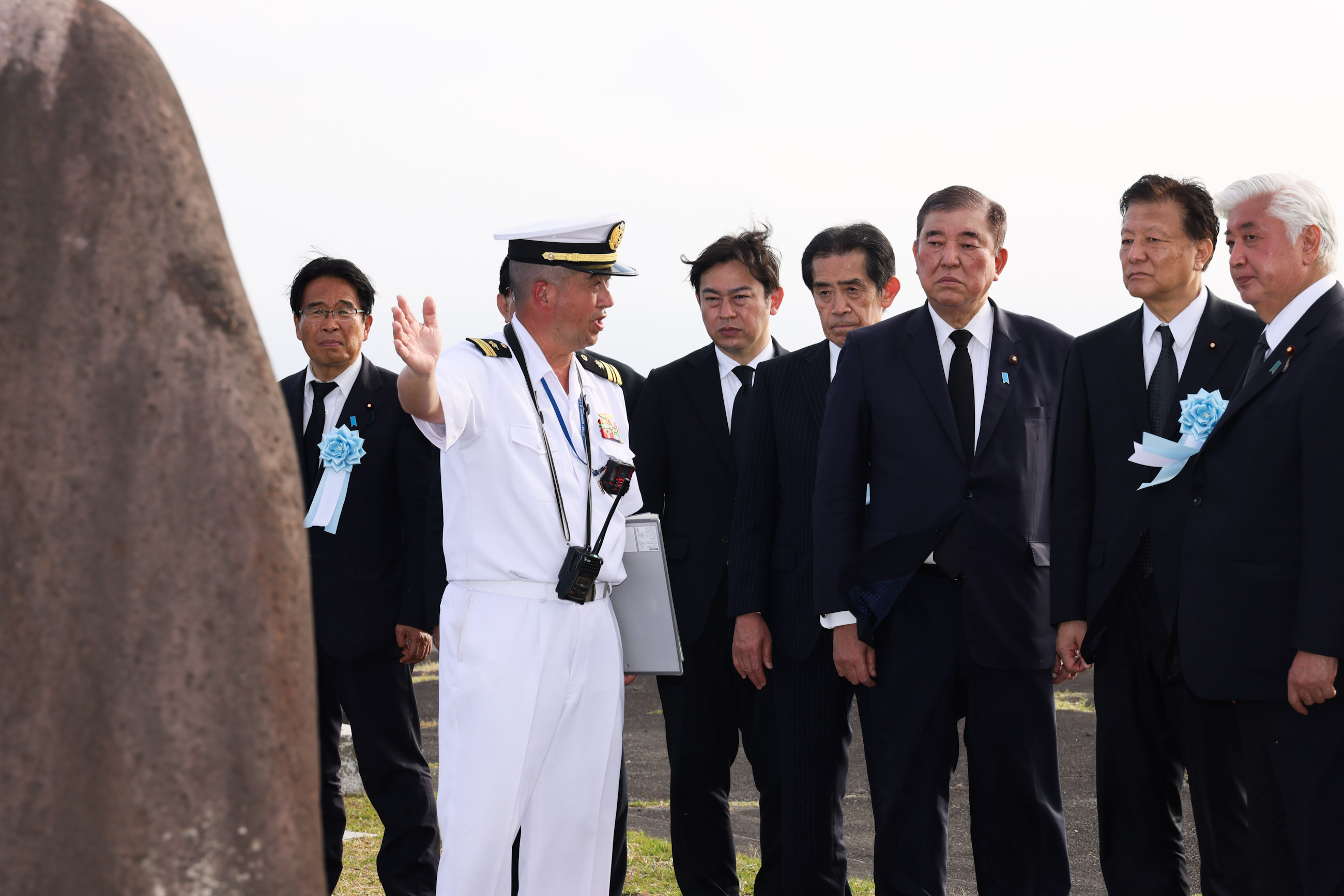 摺鉢山を訪問する石破総理２