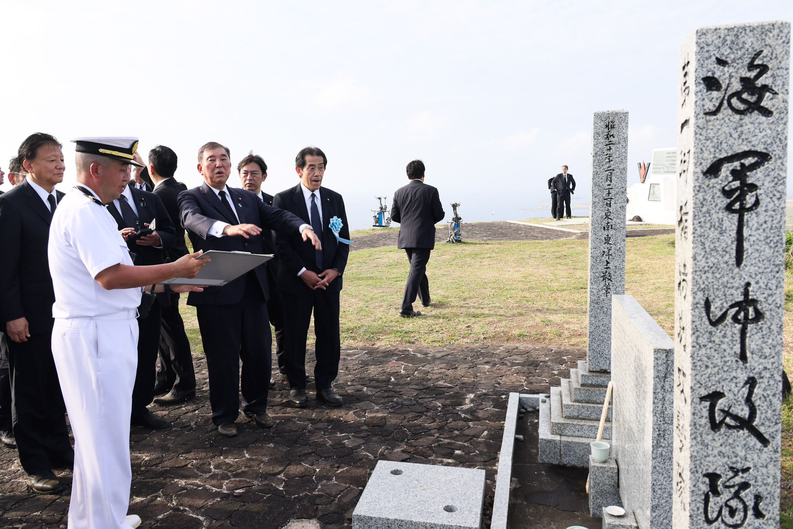 摺鉢山を訪問する石破総理３