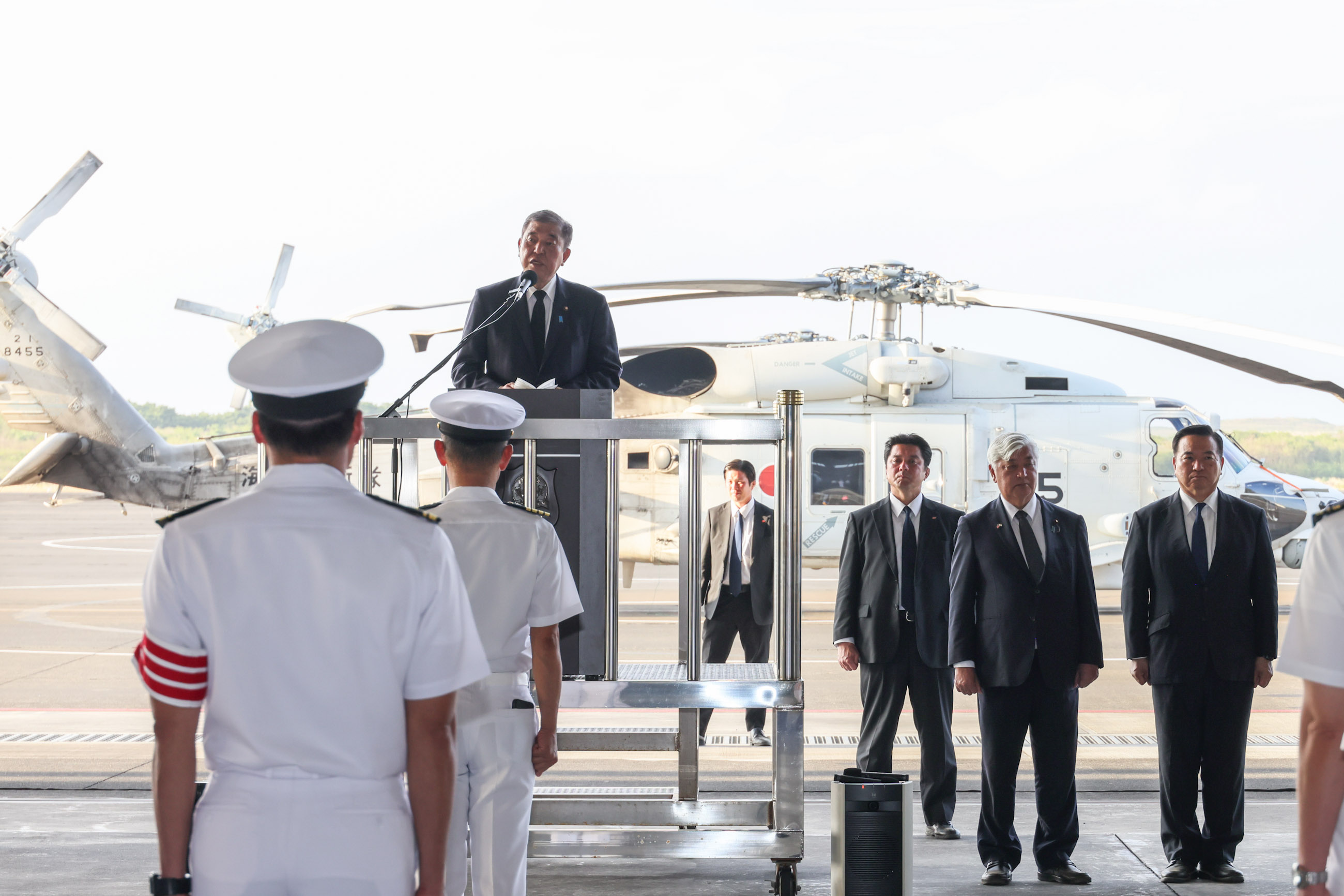 自衛隊員を激励する石破総理１