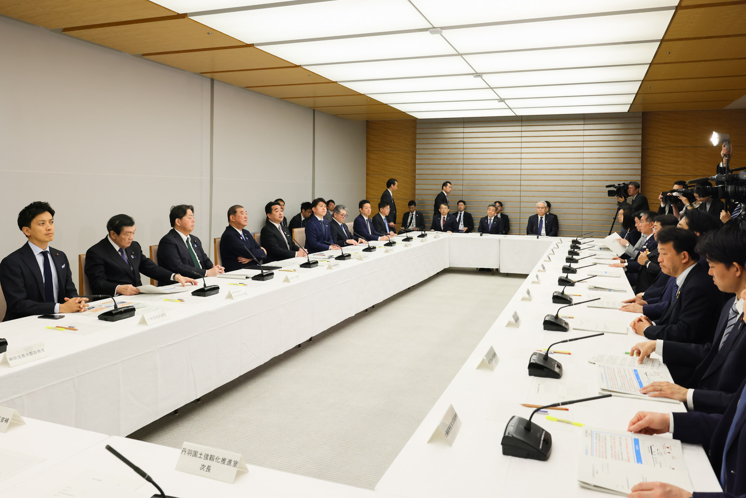 会議のまとめを行う石破総理３