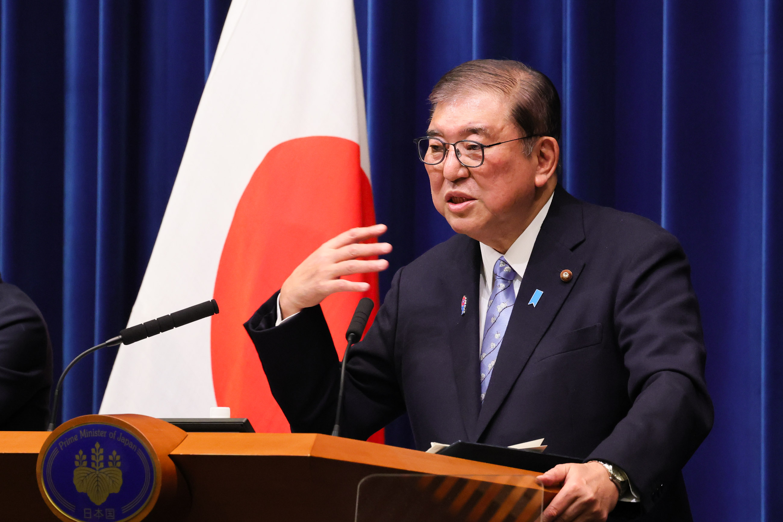 記者の質問に答える石破総理１