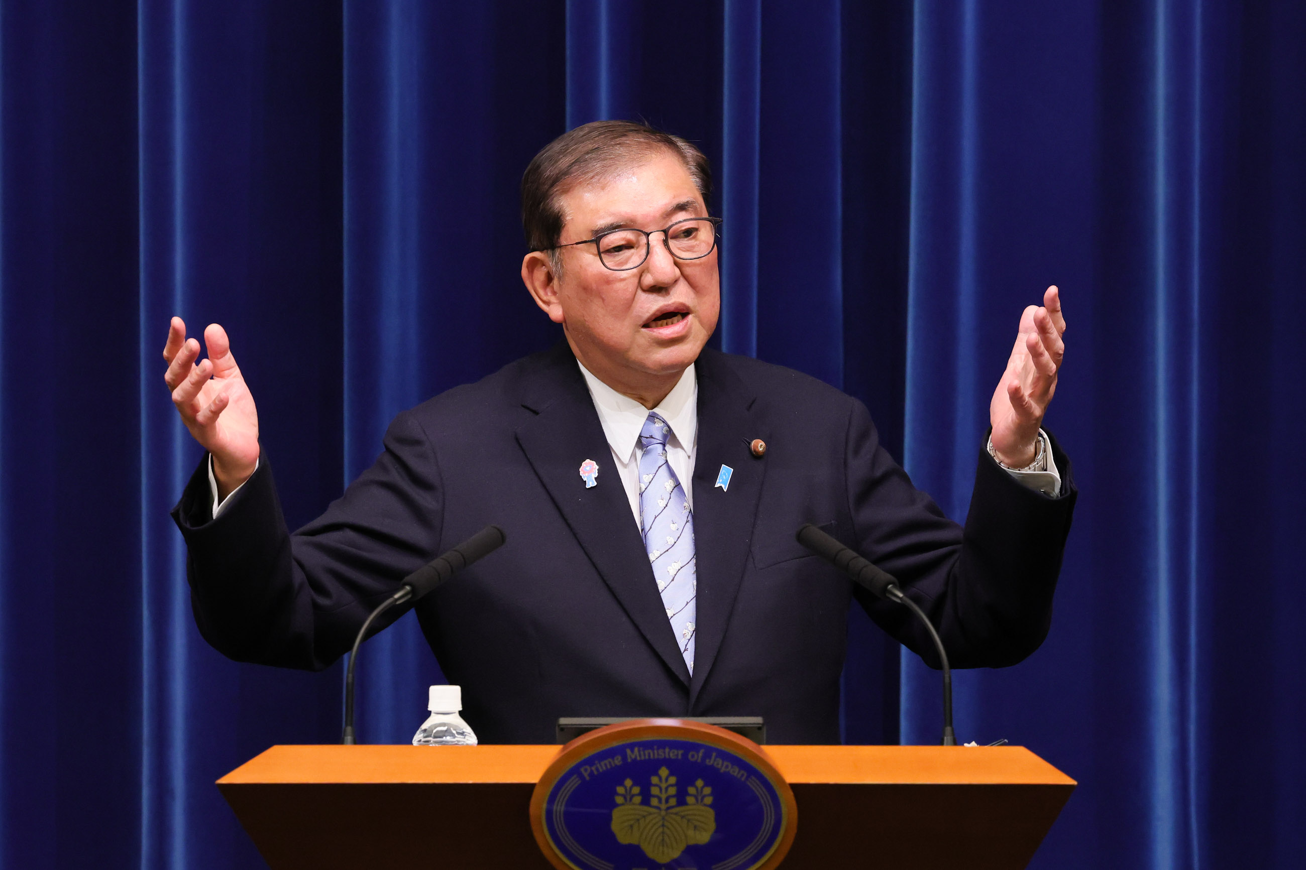 記者の質問に答える石破総理３