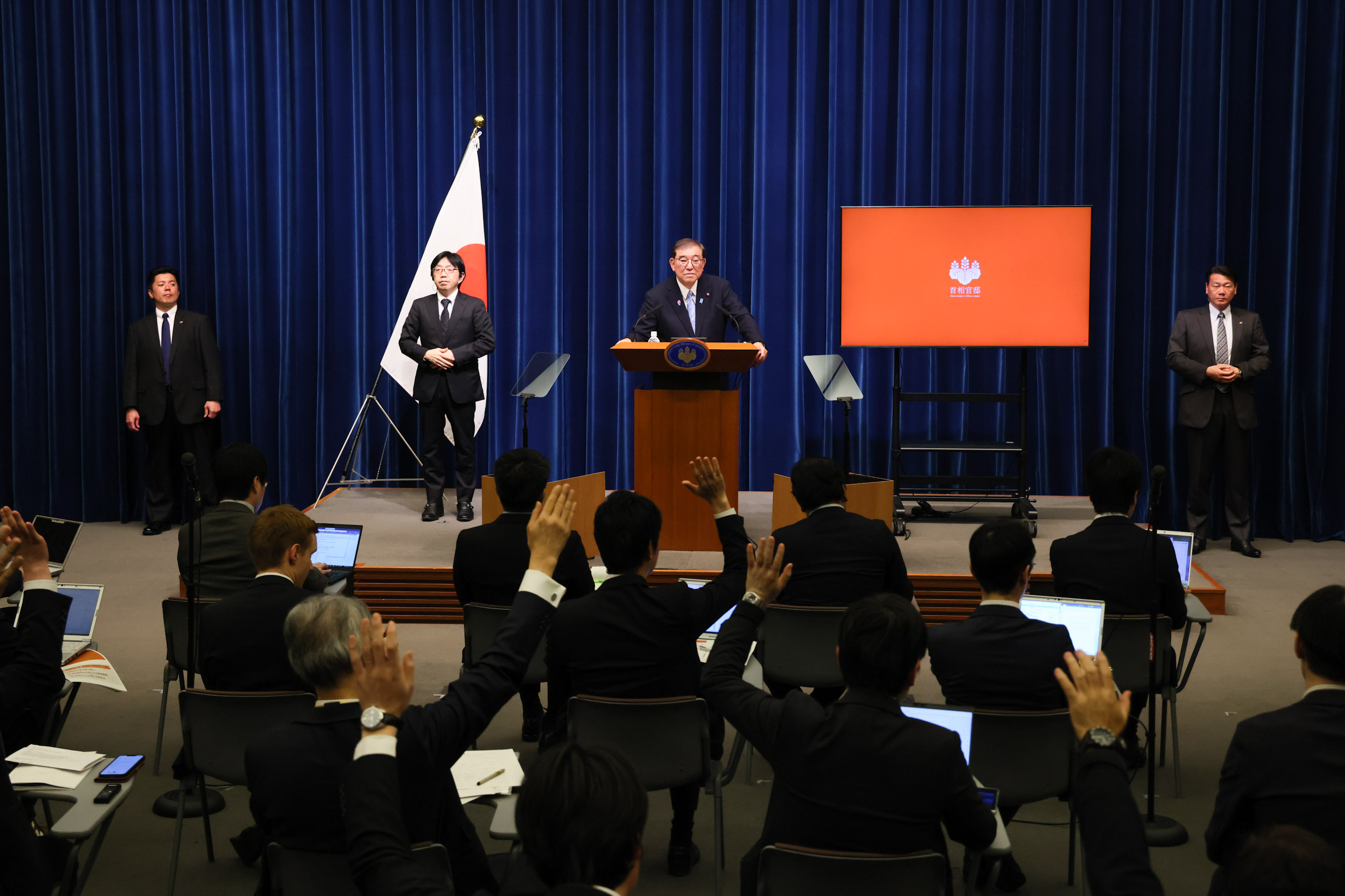 記者の質問に答える石破総理４