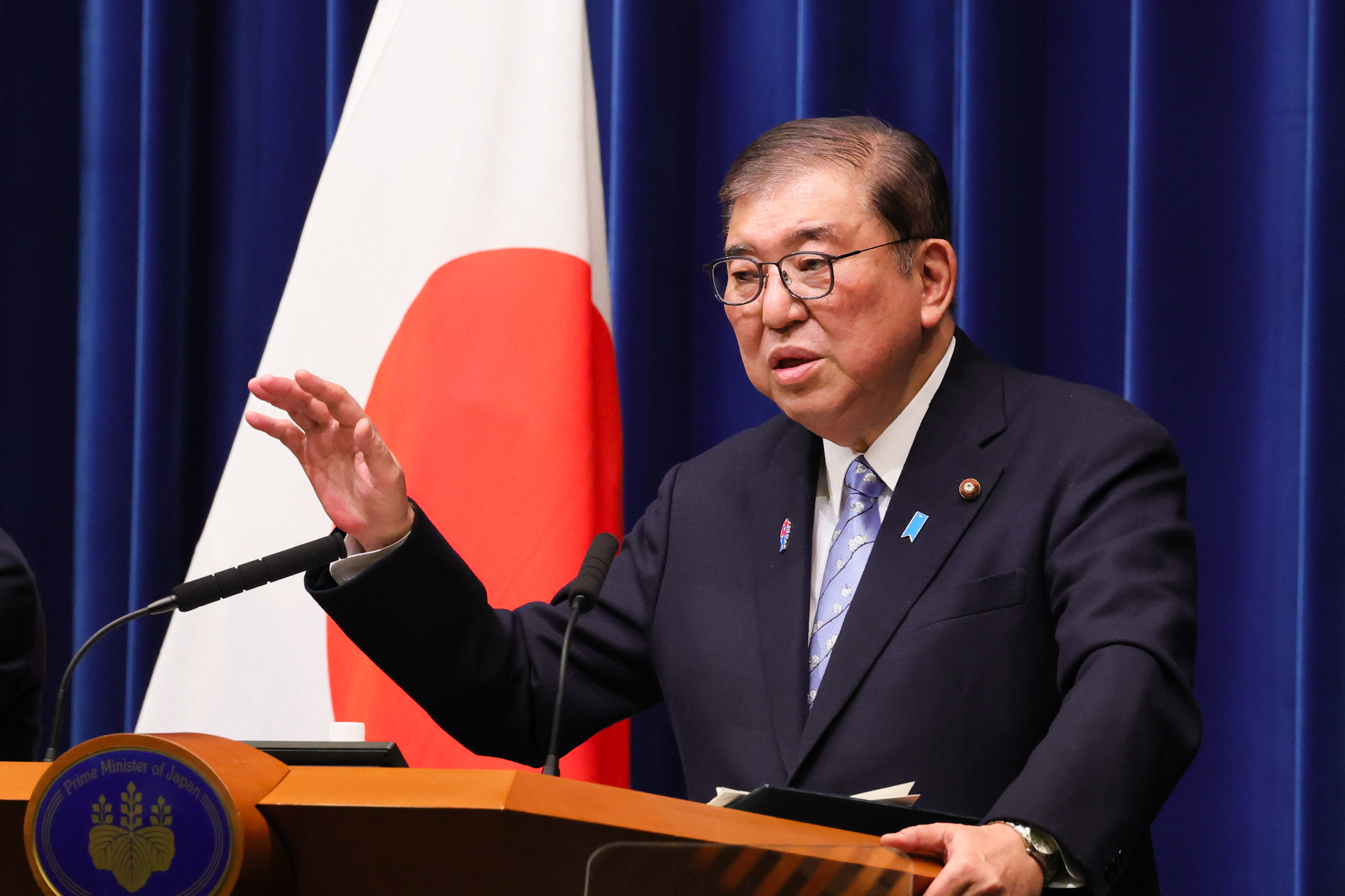 記者の質問に答える石破総理２