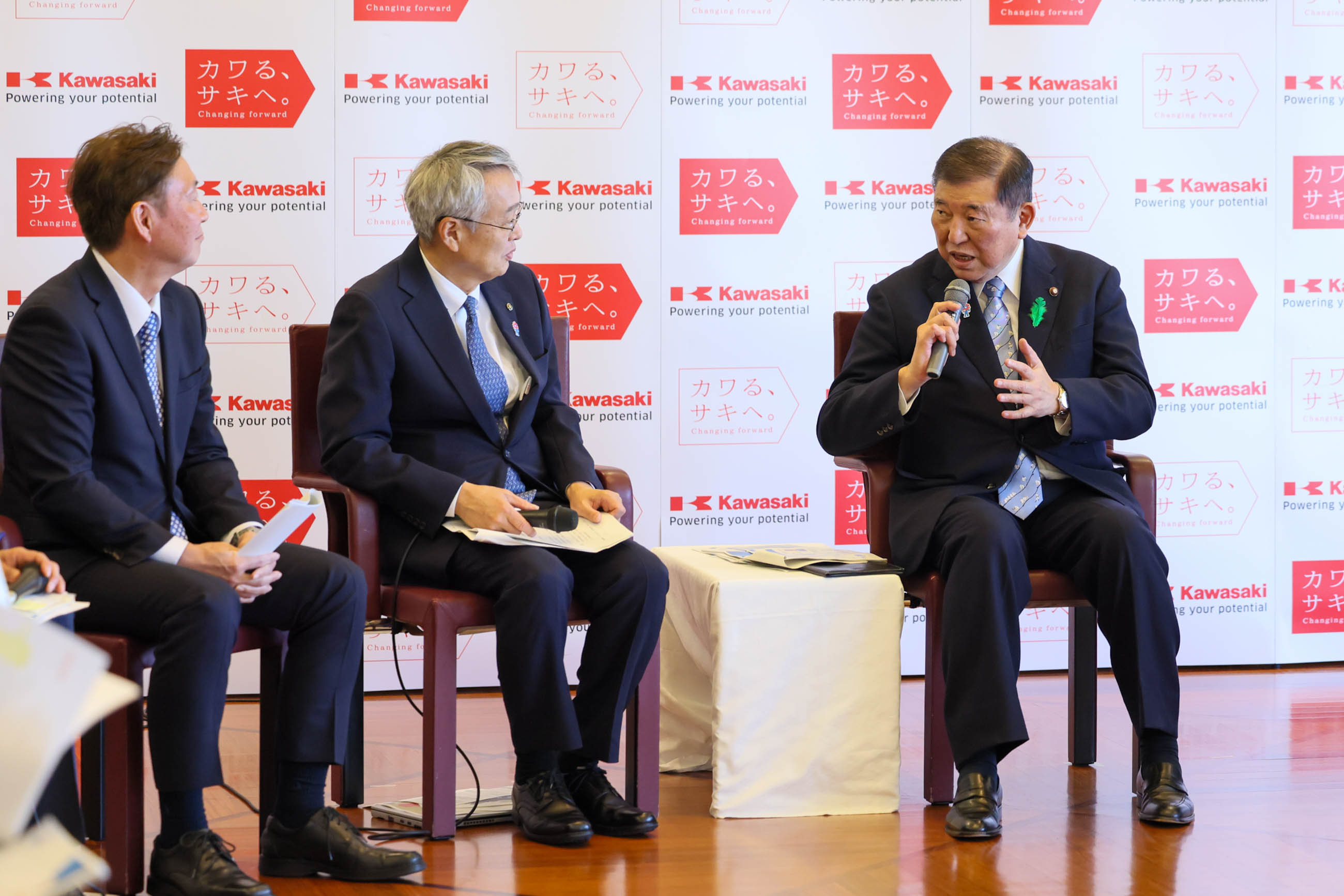 米国関税措置により影響を受ける事業者との車座を行う石破総理４