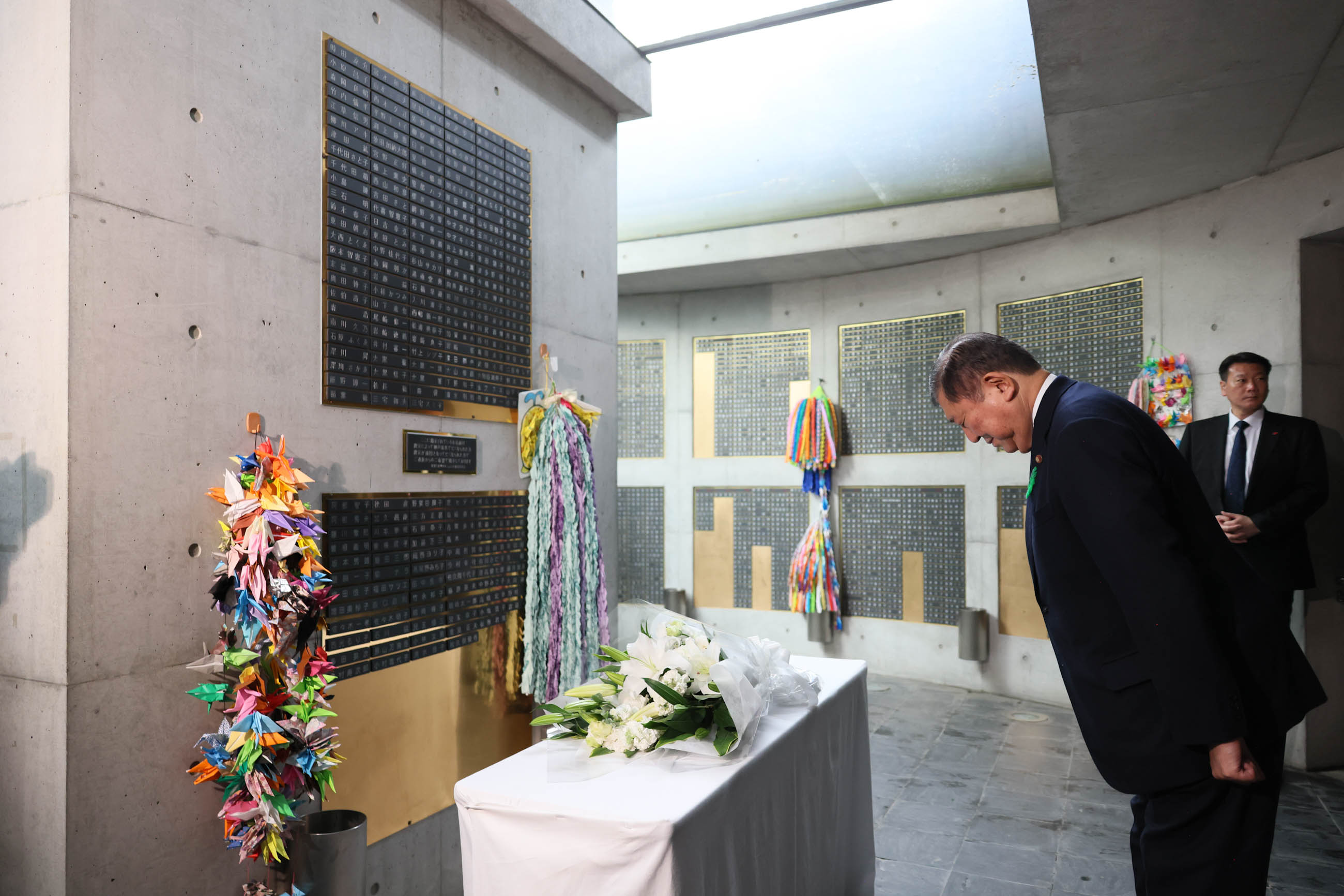 慰霊と復興のモニュメントに献花を行う石破総理３