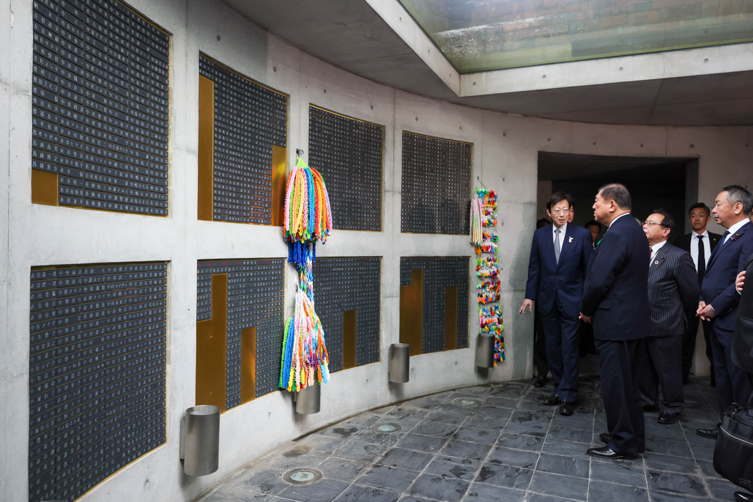 慰霊と復興のモニュメントの説明を受ける石破総理１
