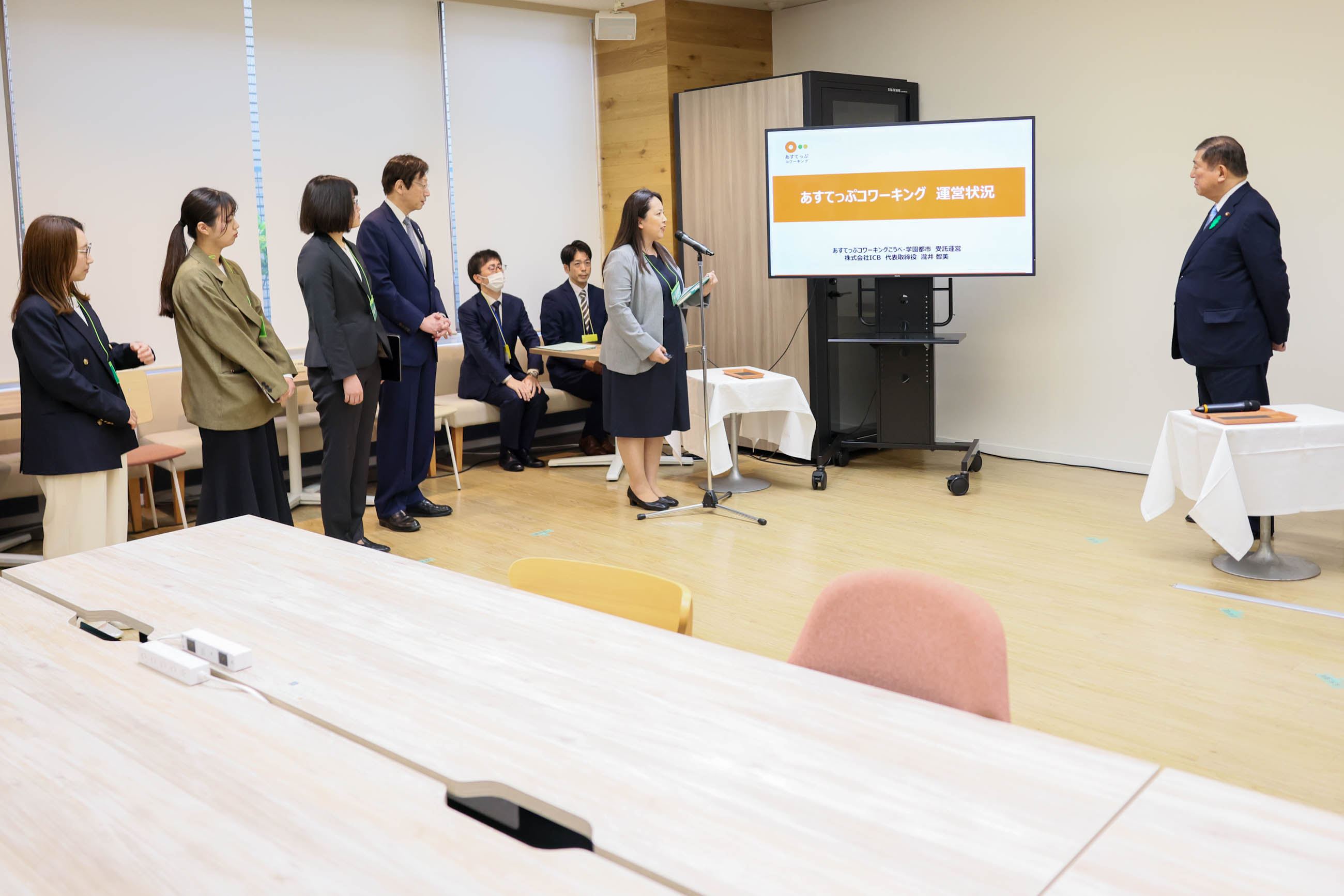 取組概要について説明を受ける石破総理１