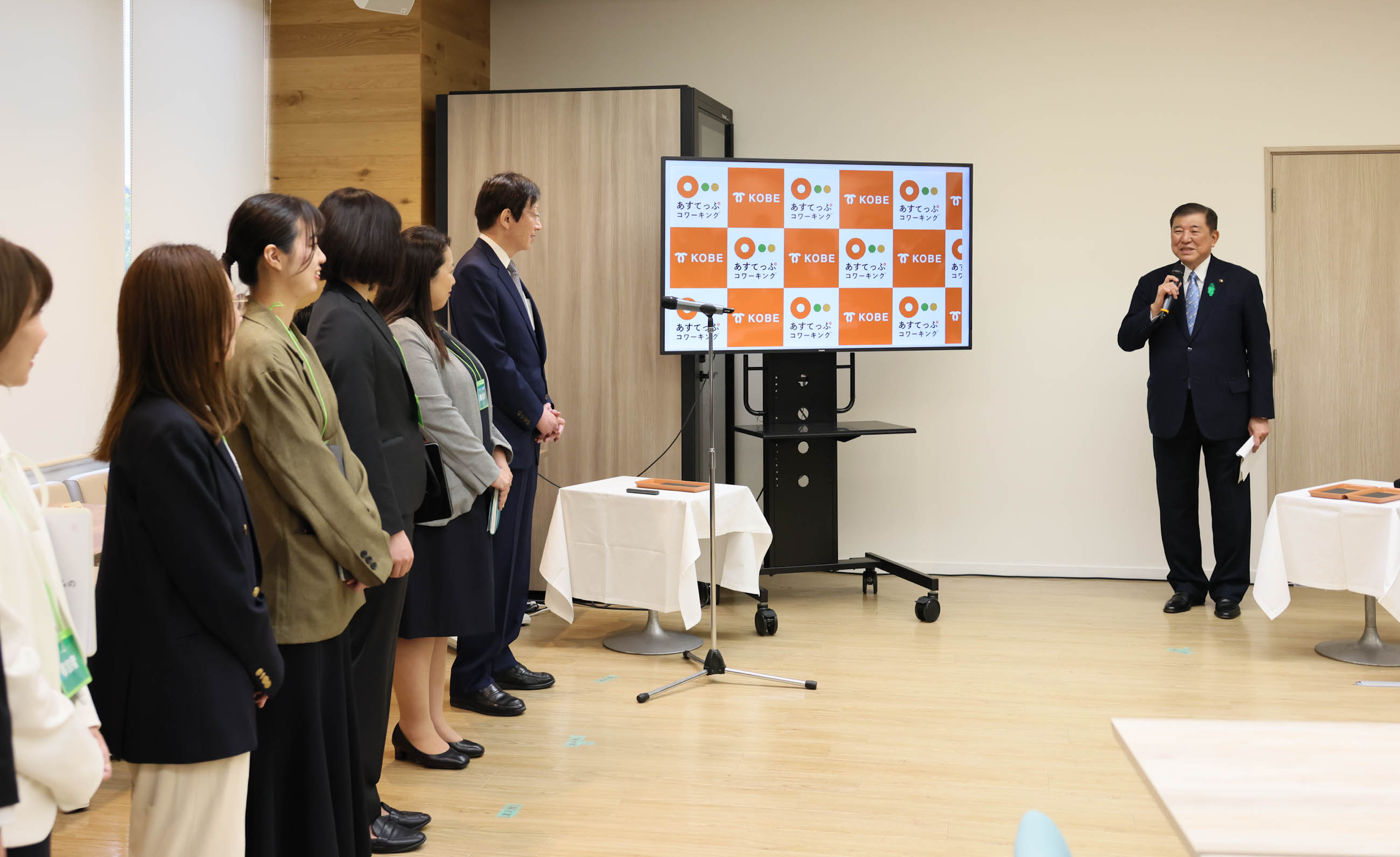 取組概要について説明を受ける石破総理２