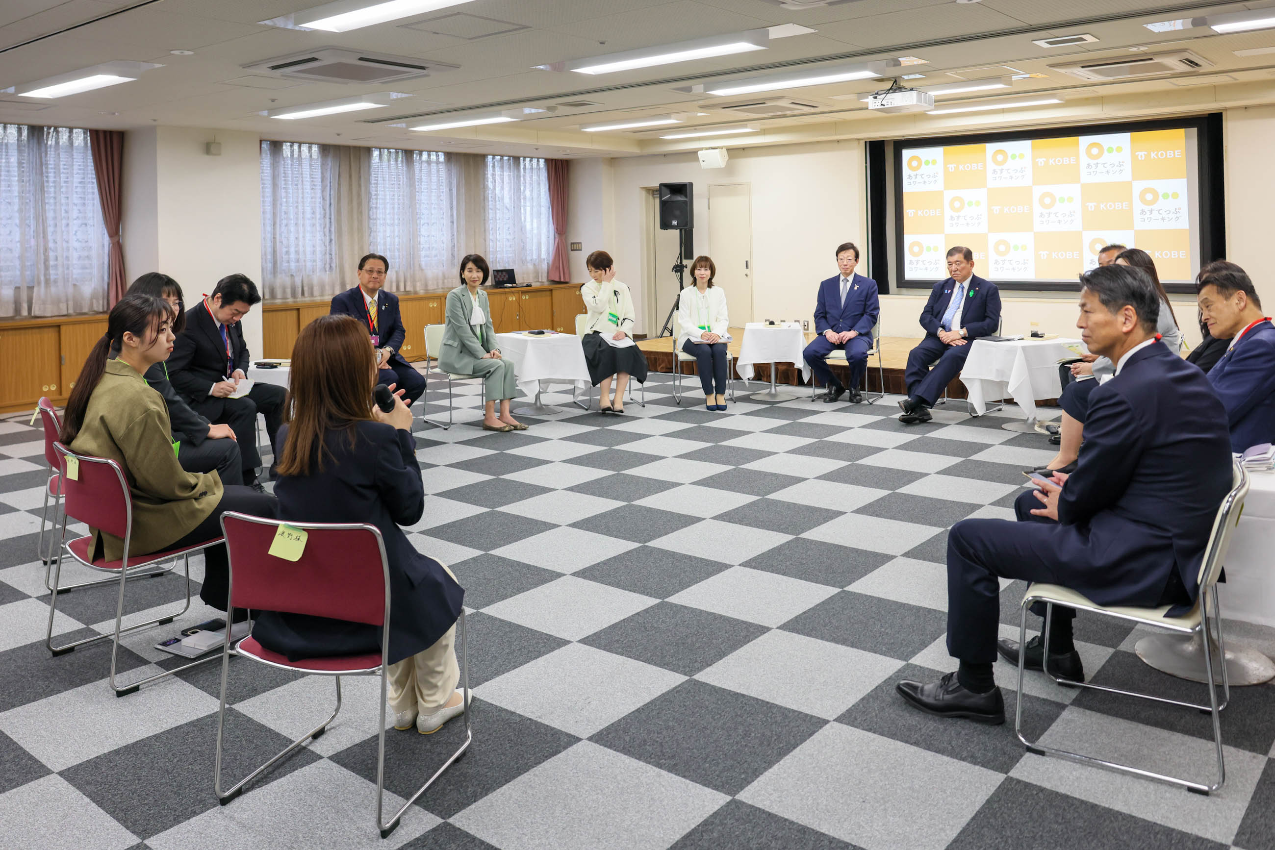 若者・女性による新しいビジネスや女性の活躍・働き方改革に取り組む方々との車座を行う石破総理２