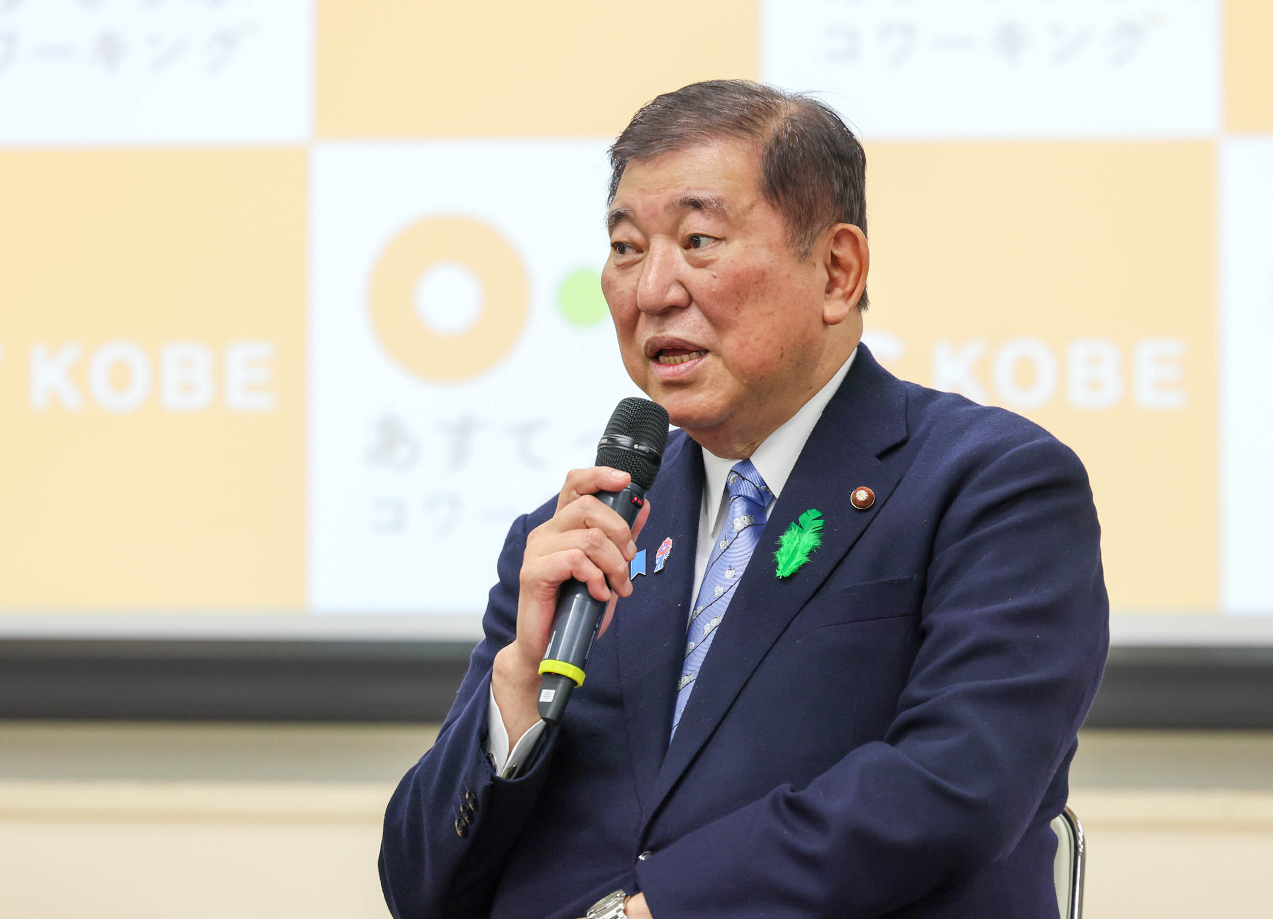 若者・女性による新しいビジネスや女性の活躍・働き方改革に取り組む方々との車座を行う石破総理３