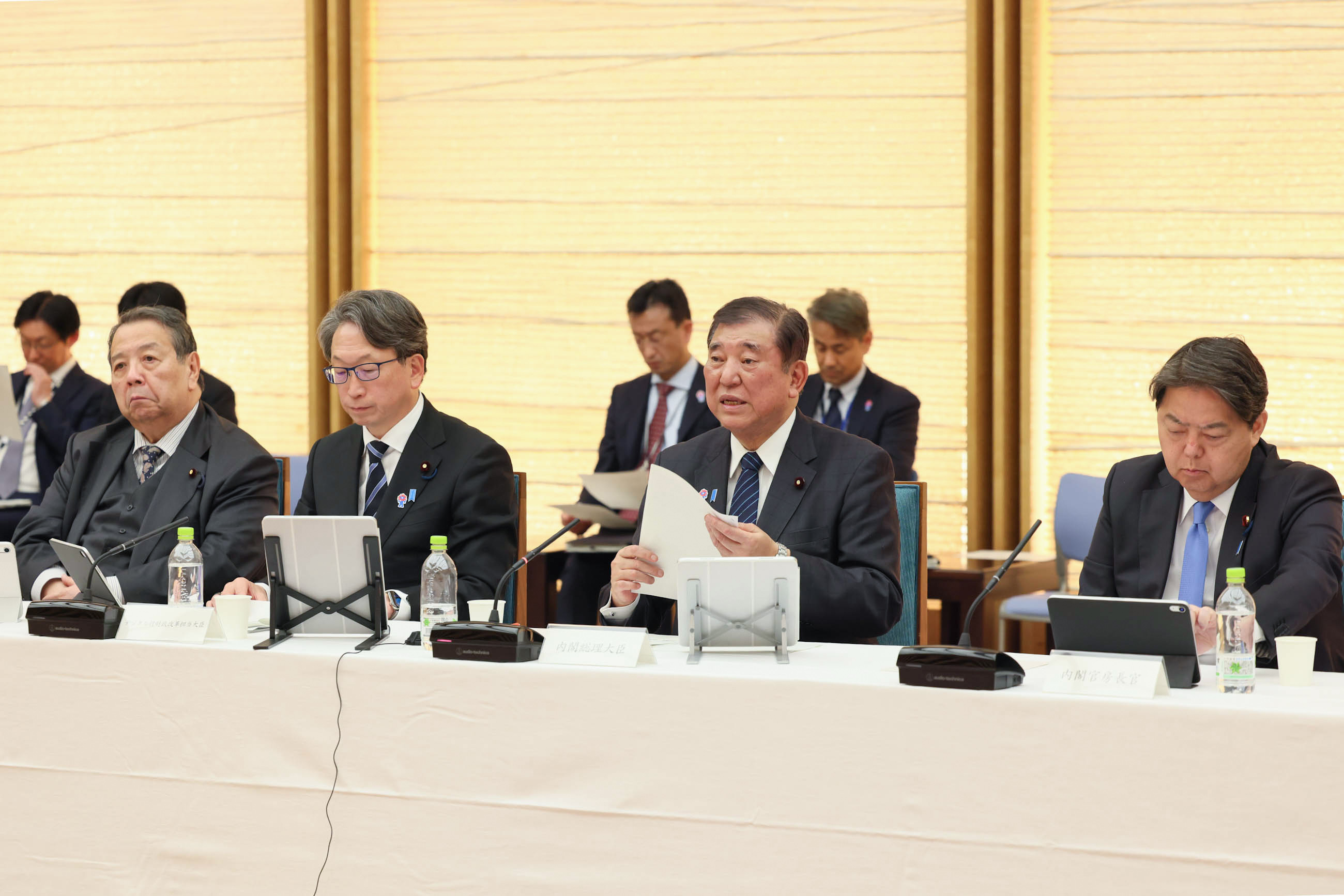 会議のまとめを行う石破総理１