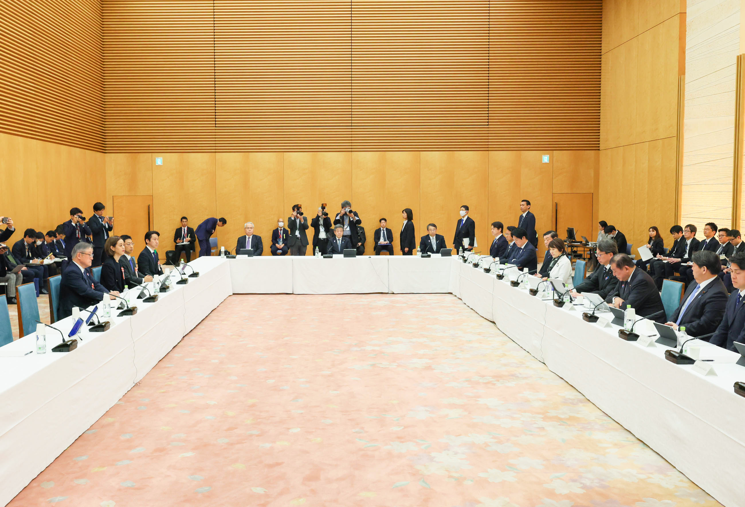 会議のまとめを行う石破総理２