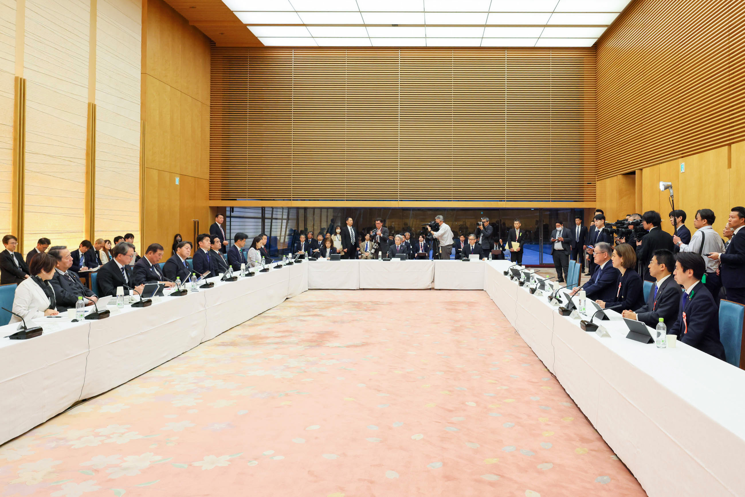 会議のまとめを行う石破総理３