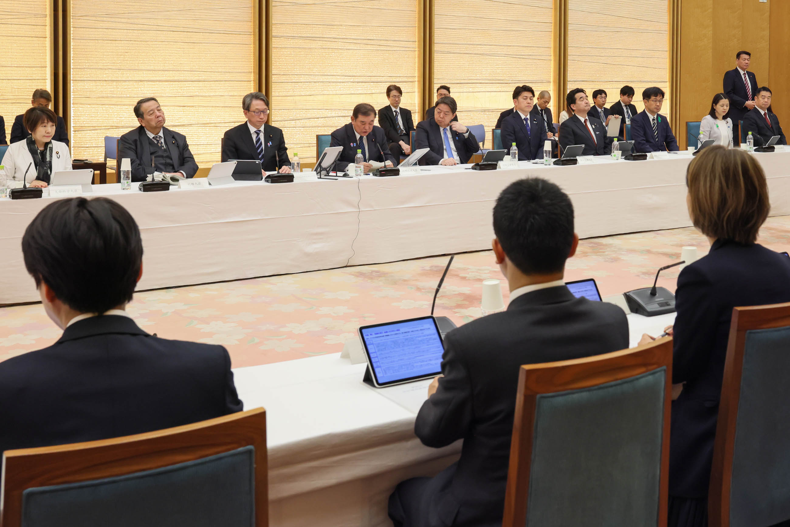 会議のまとめを行う石破総理４