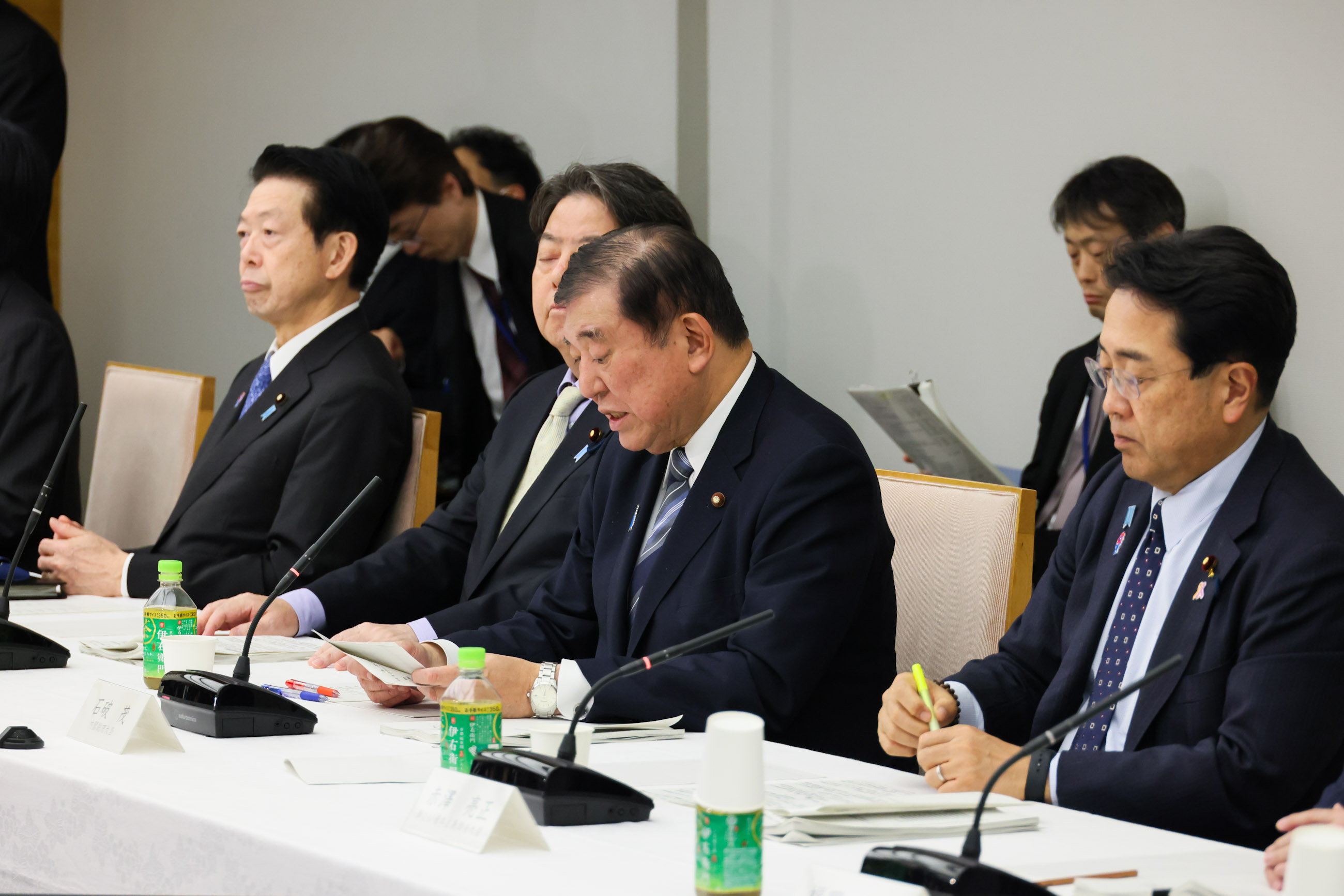 会議のまとめを行う石破総理１