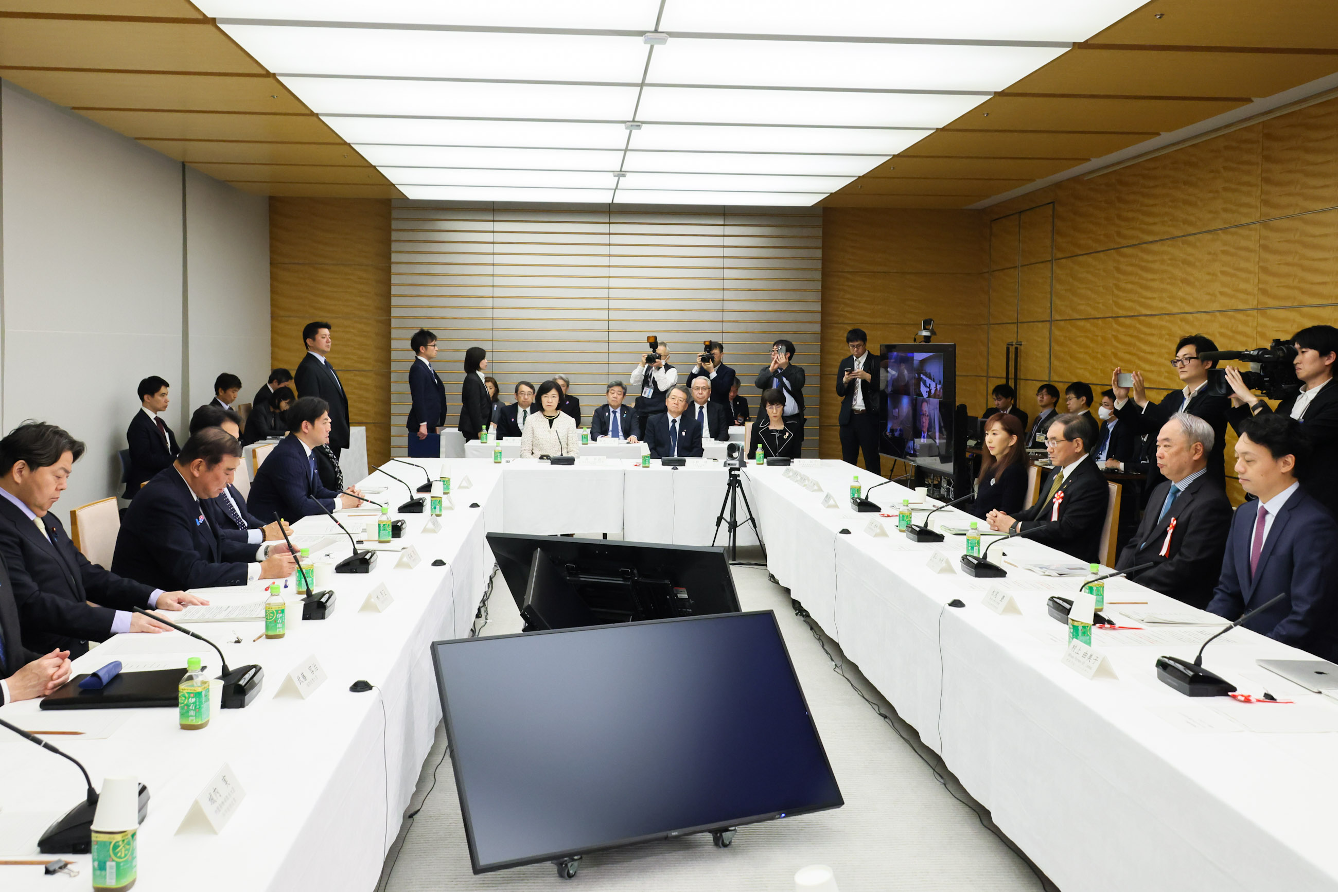 会議のまとめを行う石破総理２