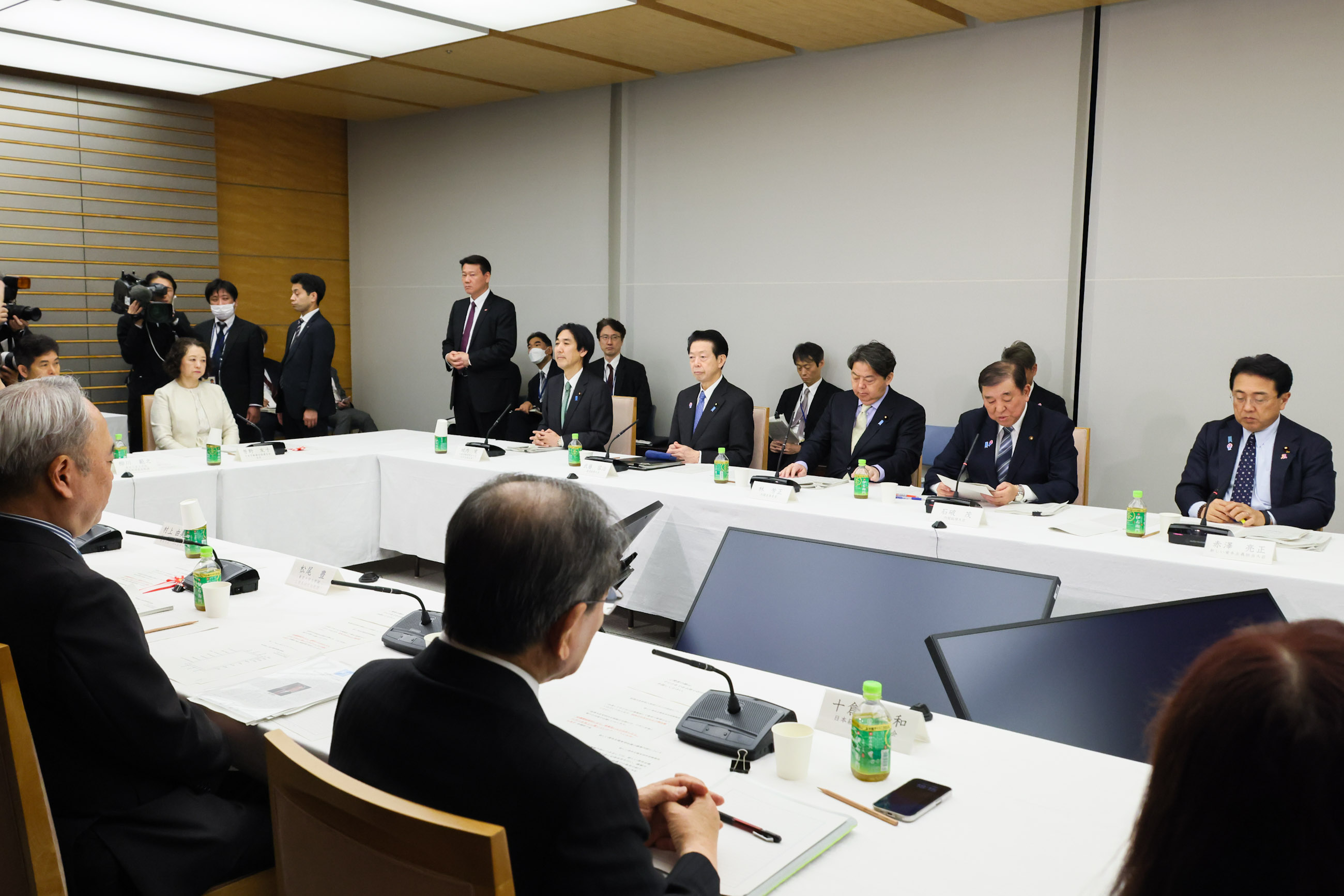 会議のまとめを行う石破総理３
