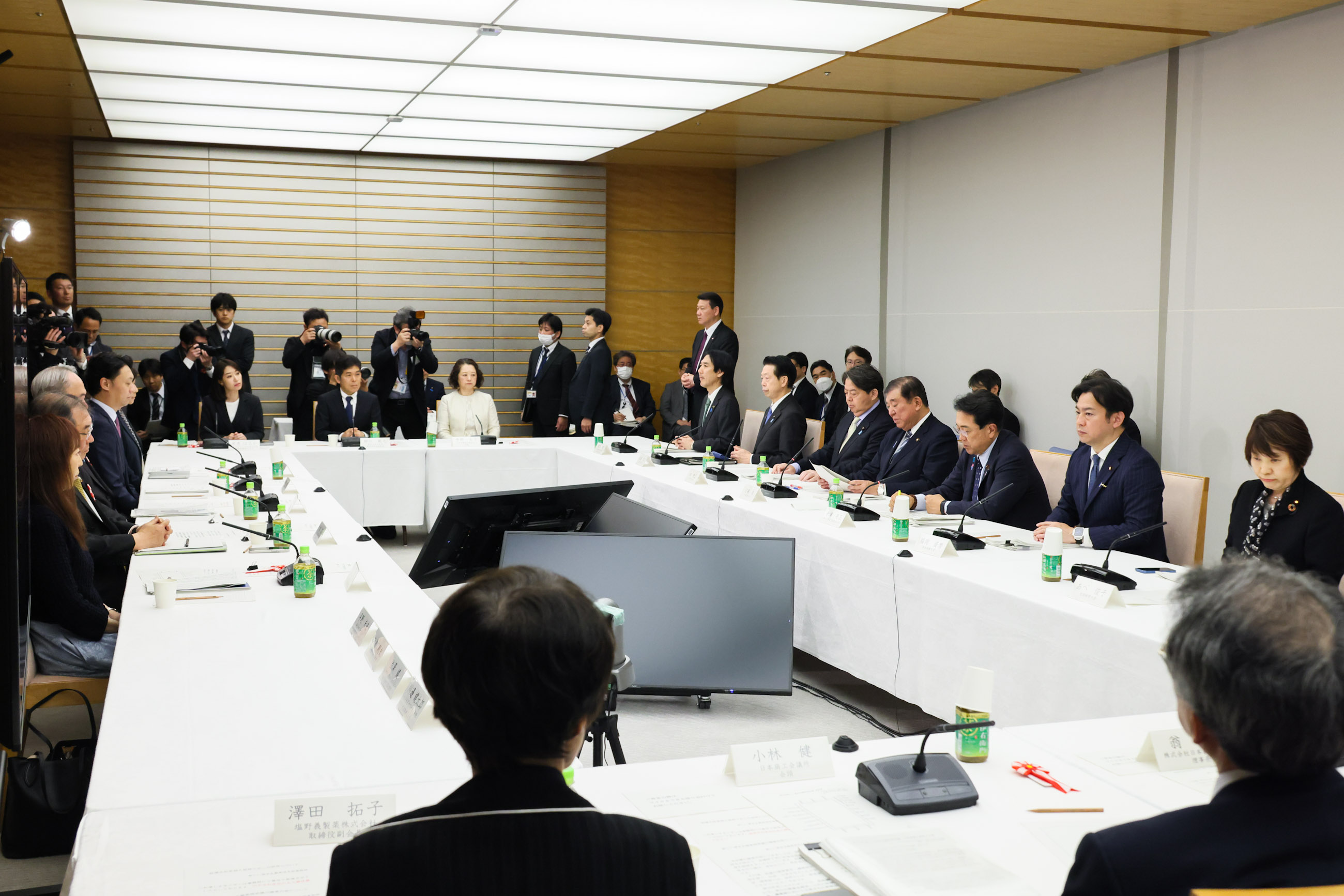 会議のまとめを行う石破総理４