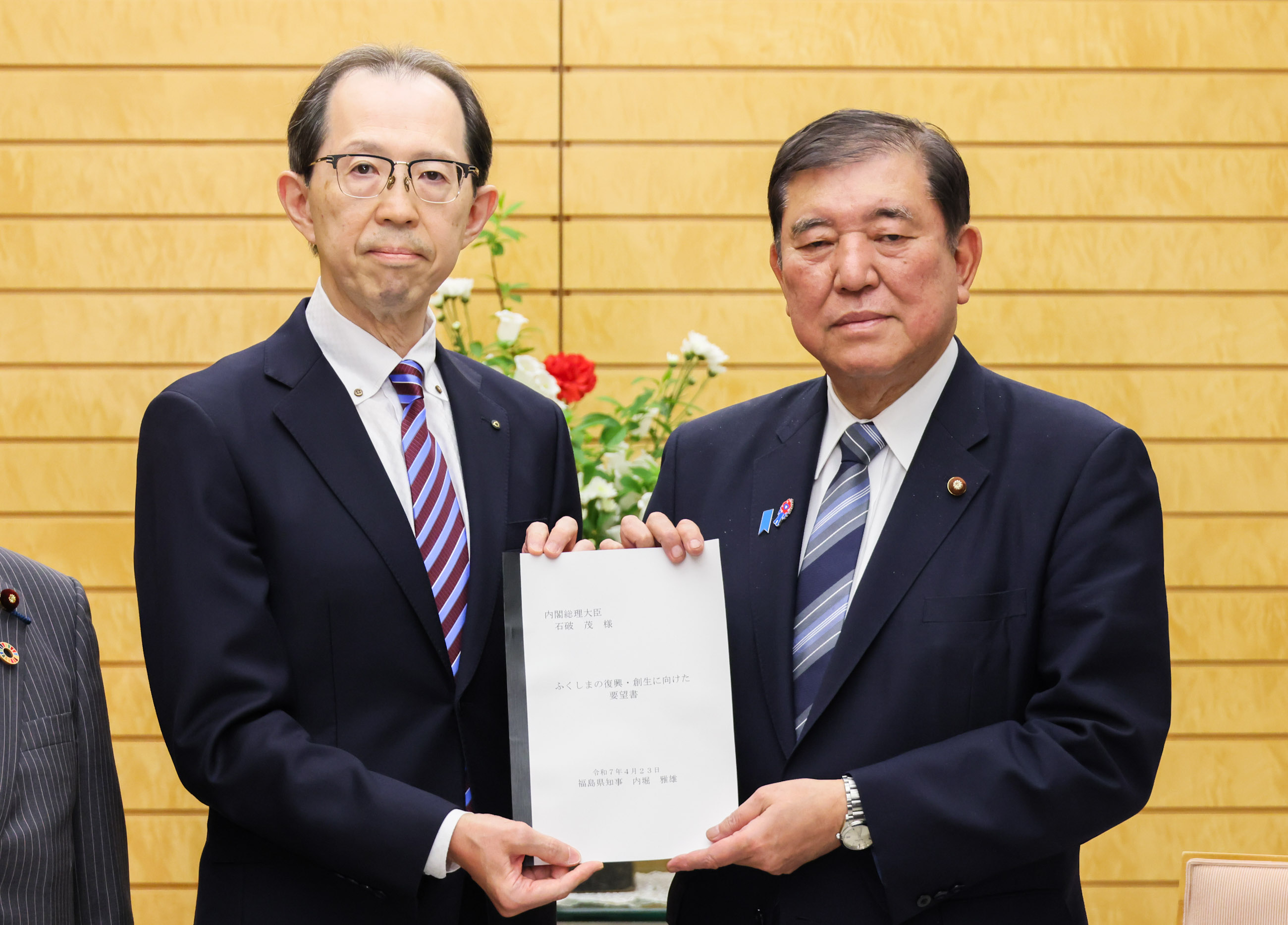 要望書を受け取る石破総理１