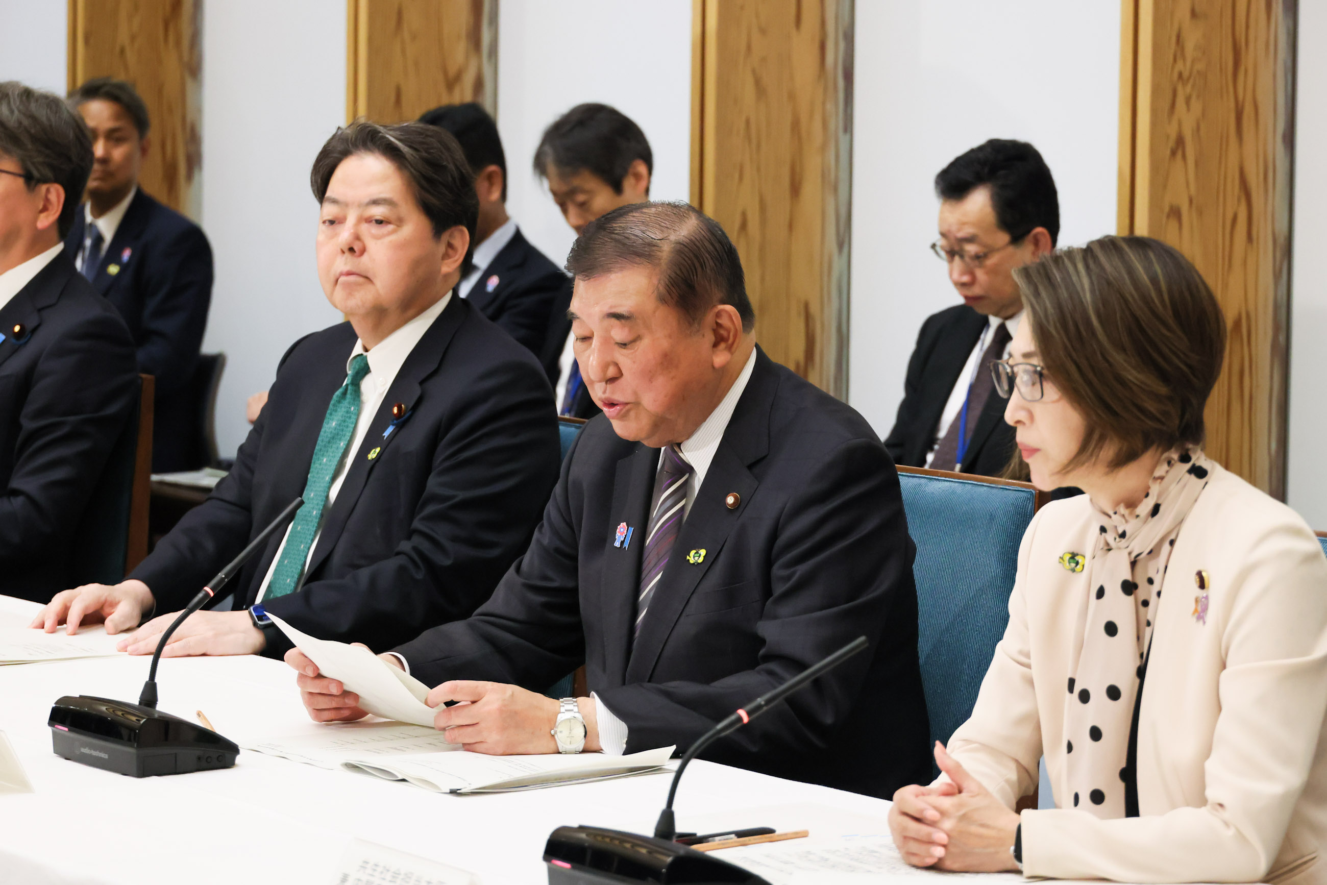 会議のまとめを行う石破総理２
