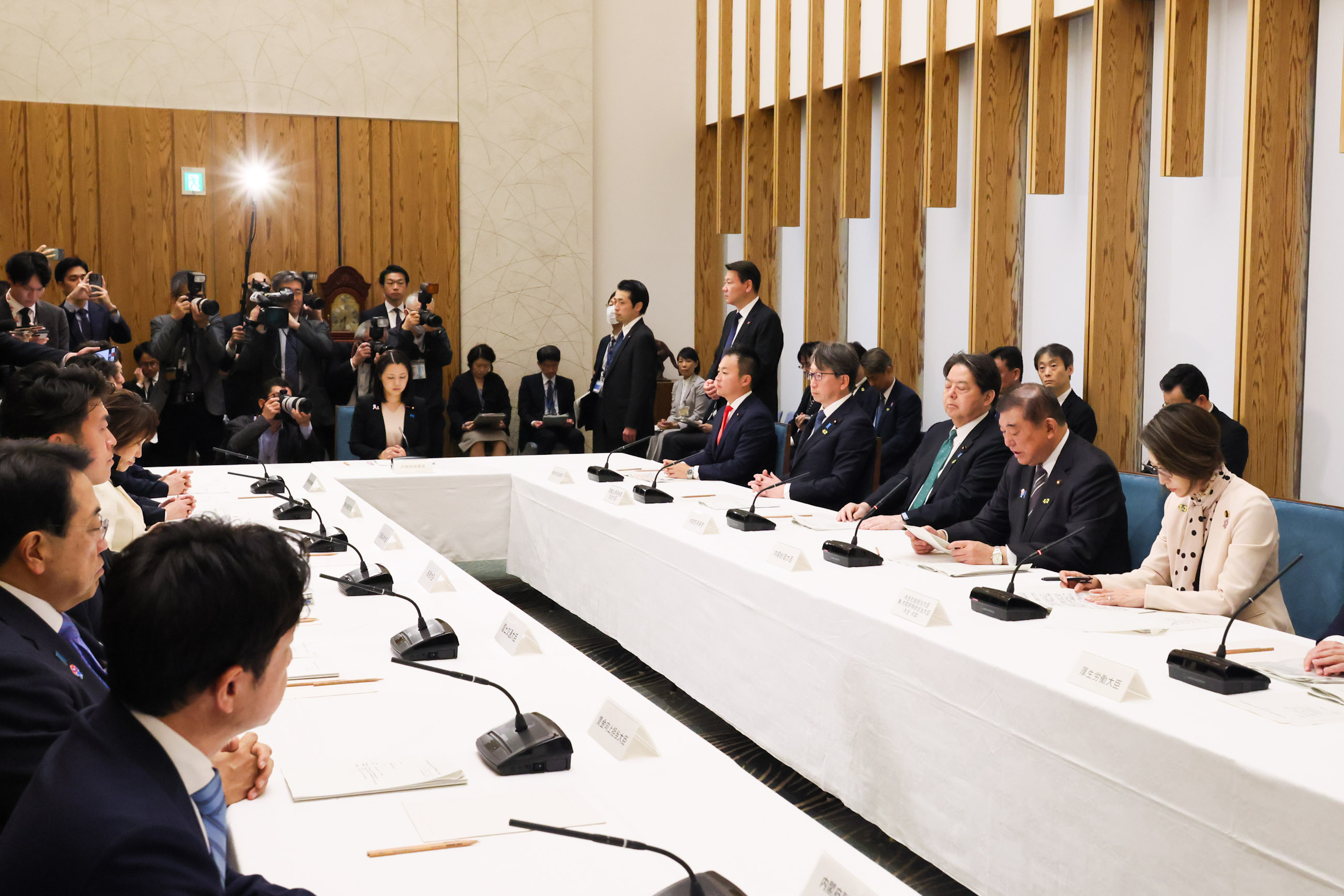 会議のまとめを行う石破総理３