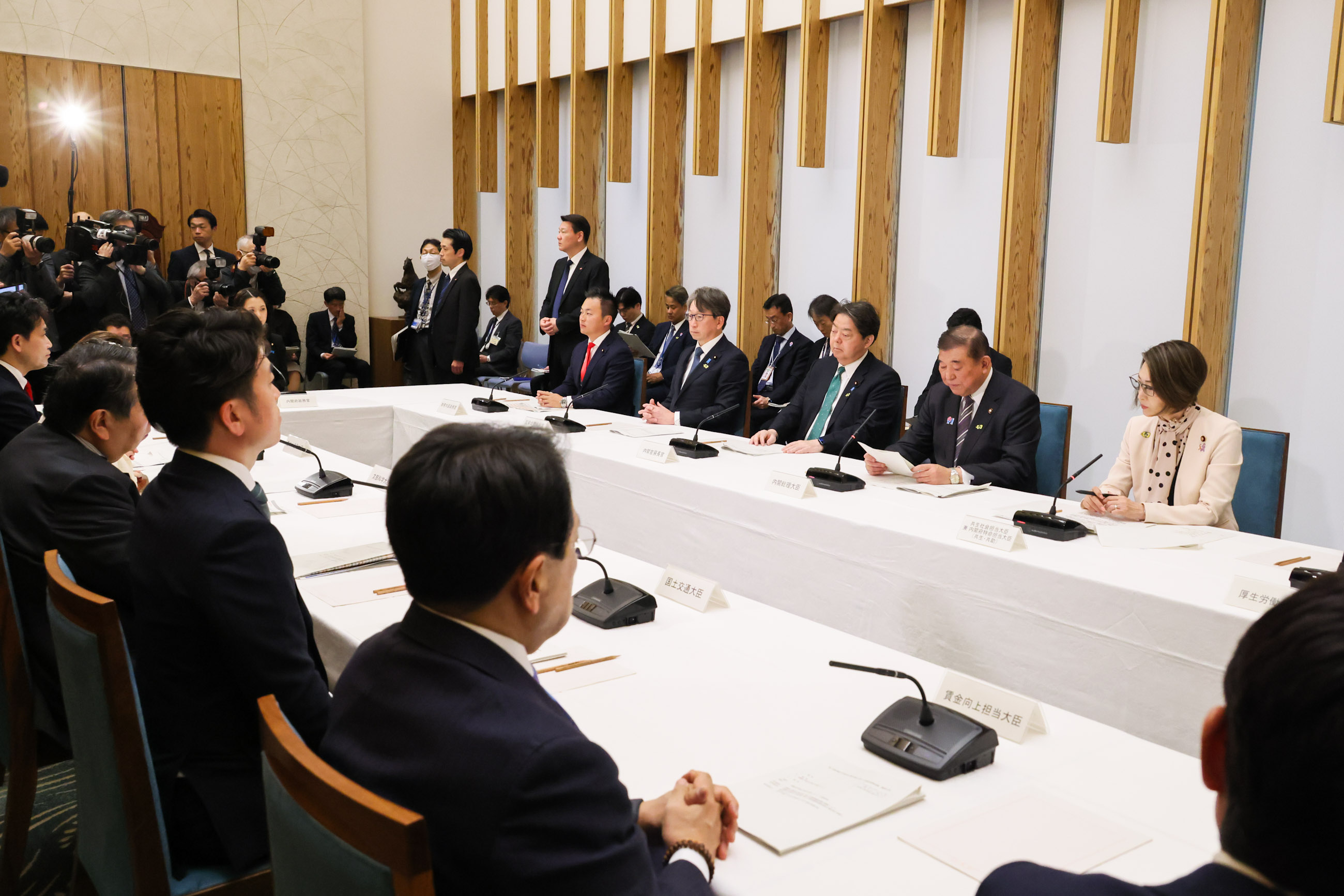 会議のまとめを行う石破総理４