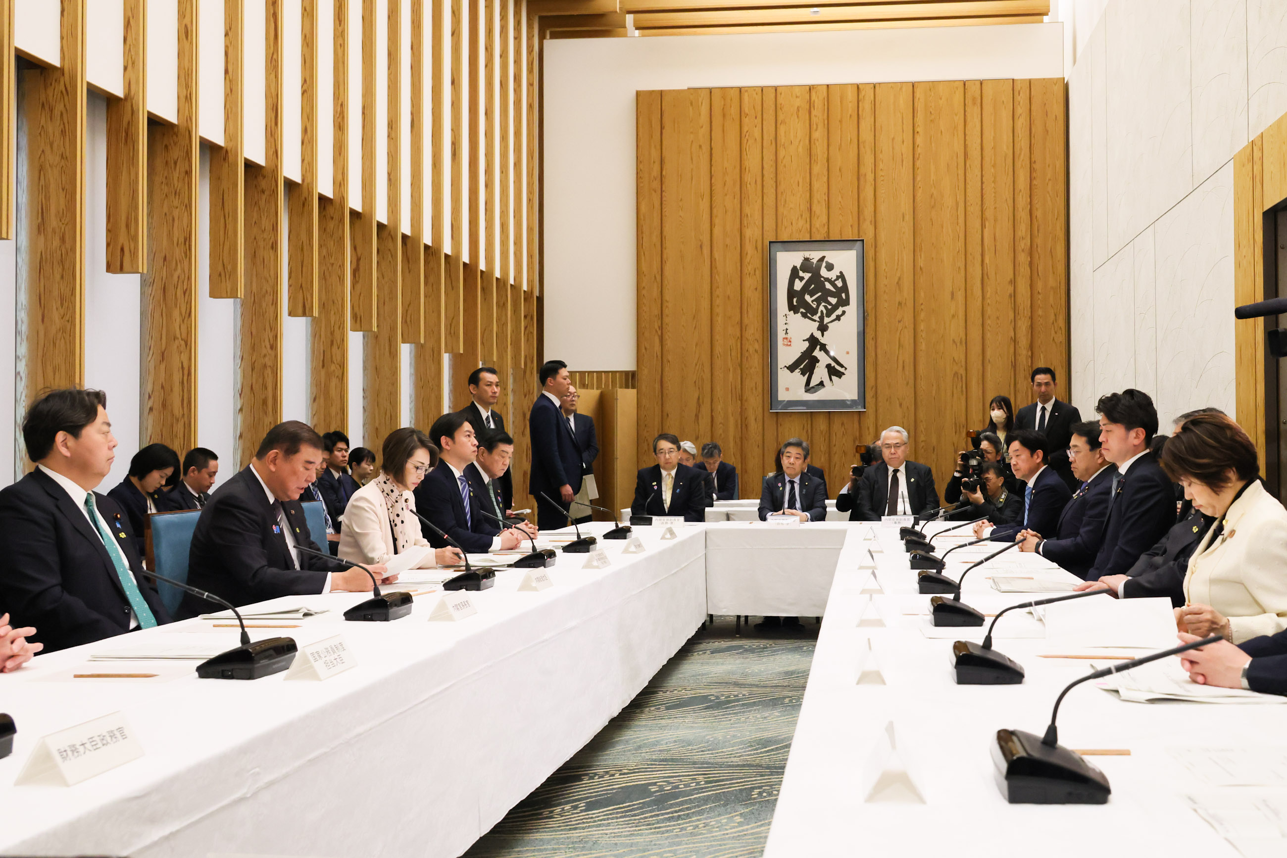 会議のまとめを行う石破総理５