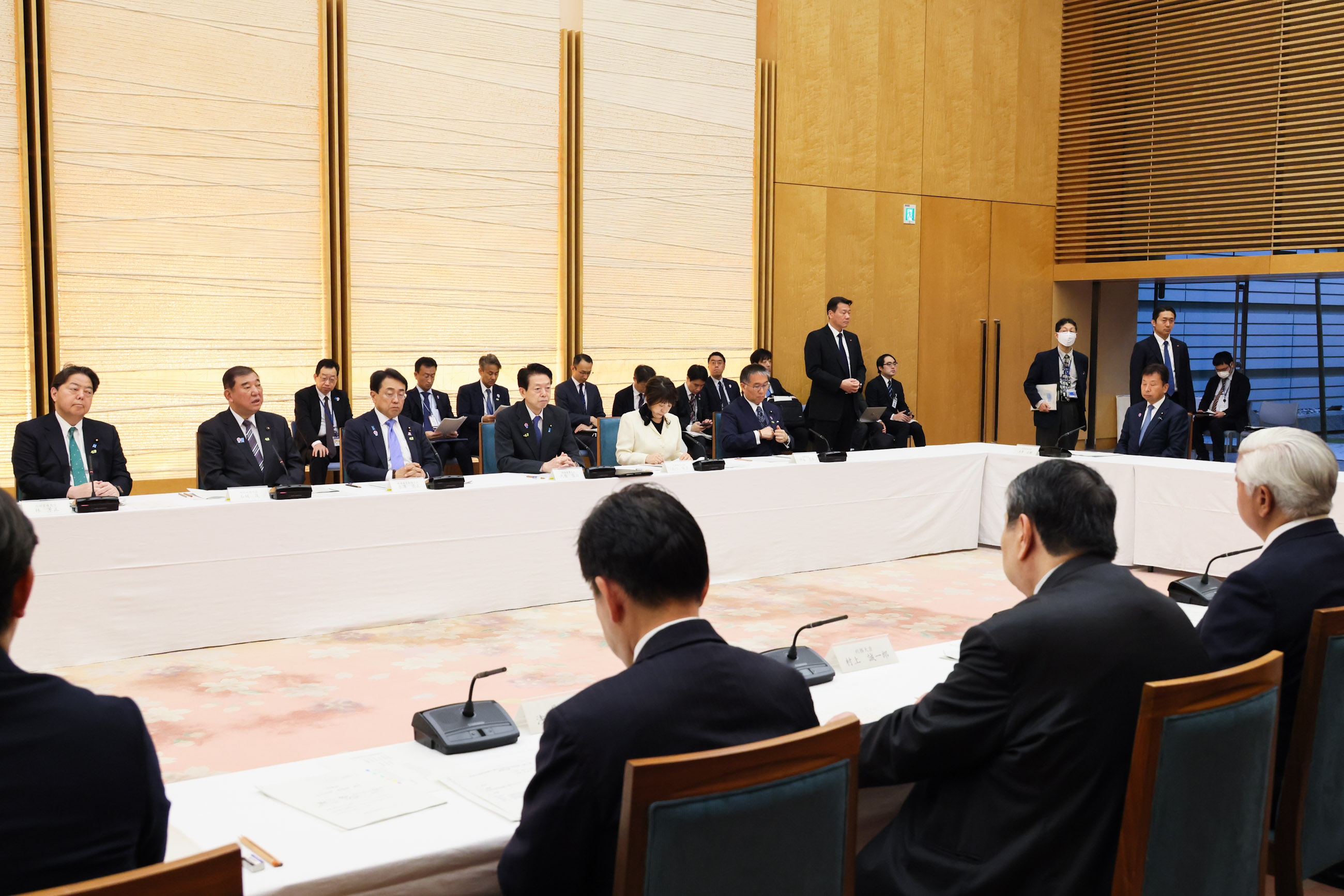 会議のまとめを行う石破総理３