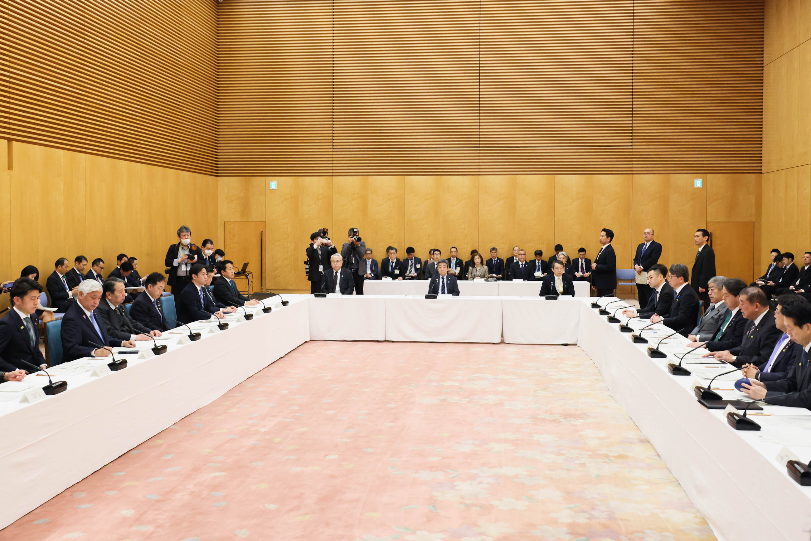 会議のまとめを行う石破総理４