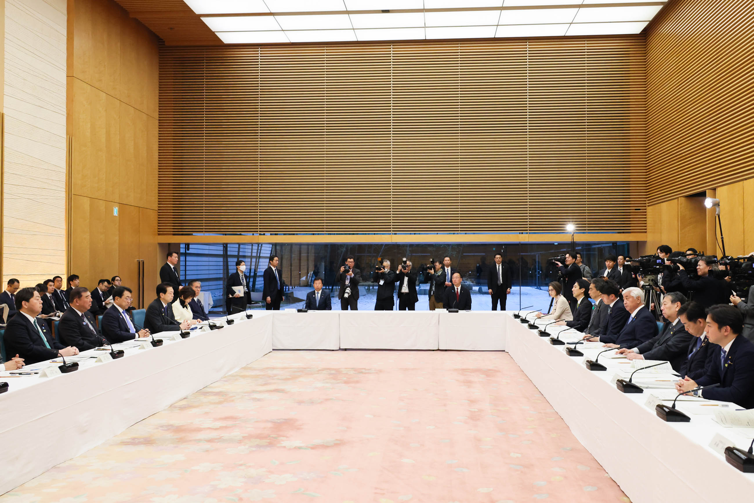 会議のまとめを行う石破総理５