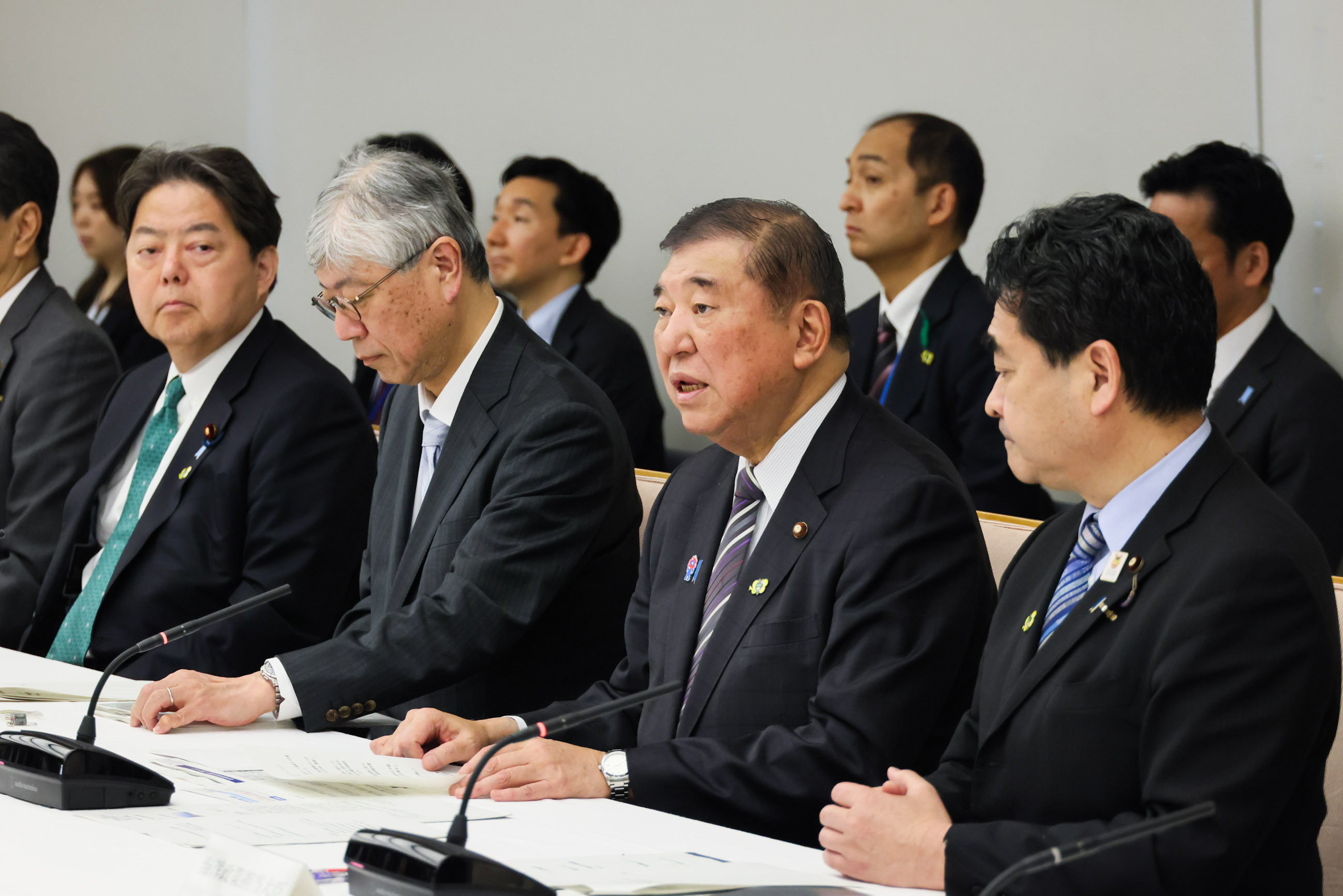 会議のまとめを行う石破総理１